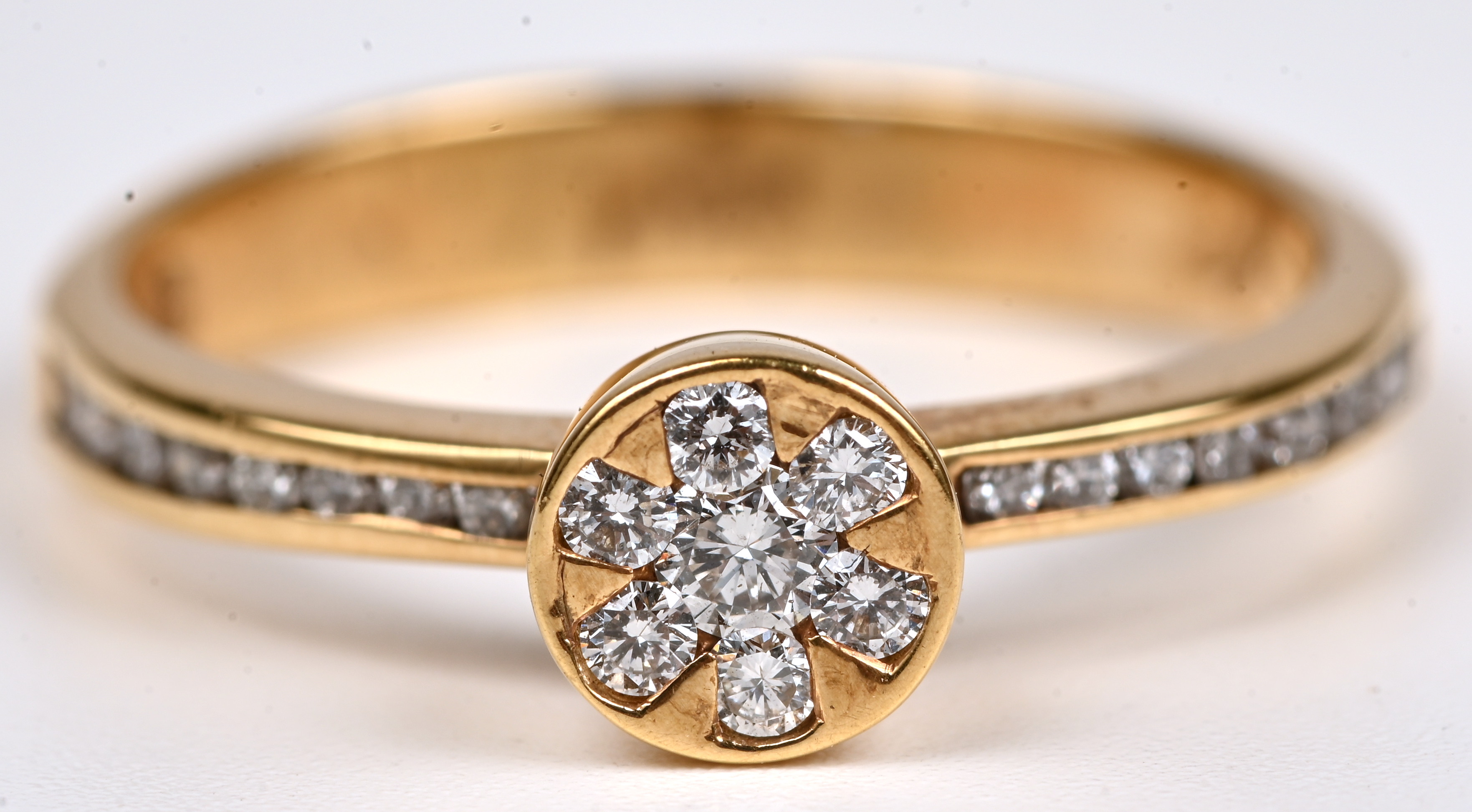 Een 18 kt geelgouden ring bezet met briljanten van een gezamenlijk gewicht van 0,33 ct Een 18 kt geelgouden ring bezet met briljanten van een gezamenlijk gewicht van 0,33 ct.