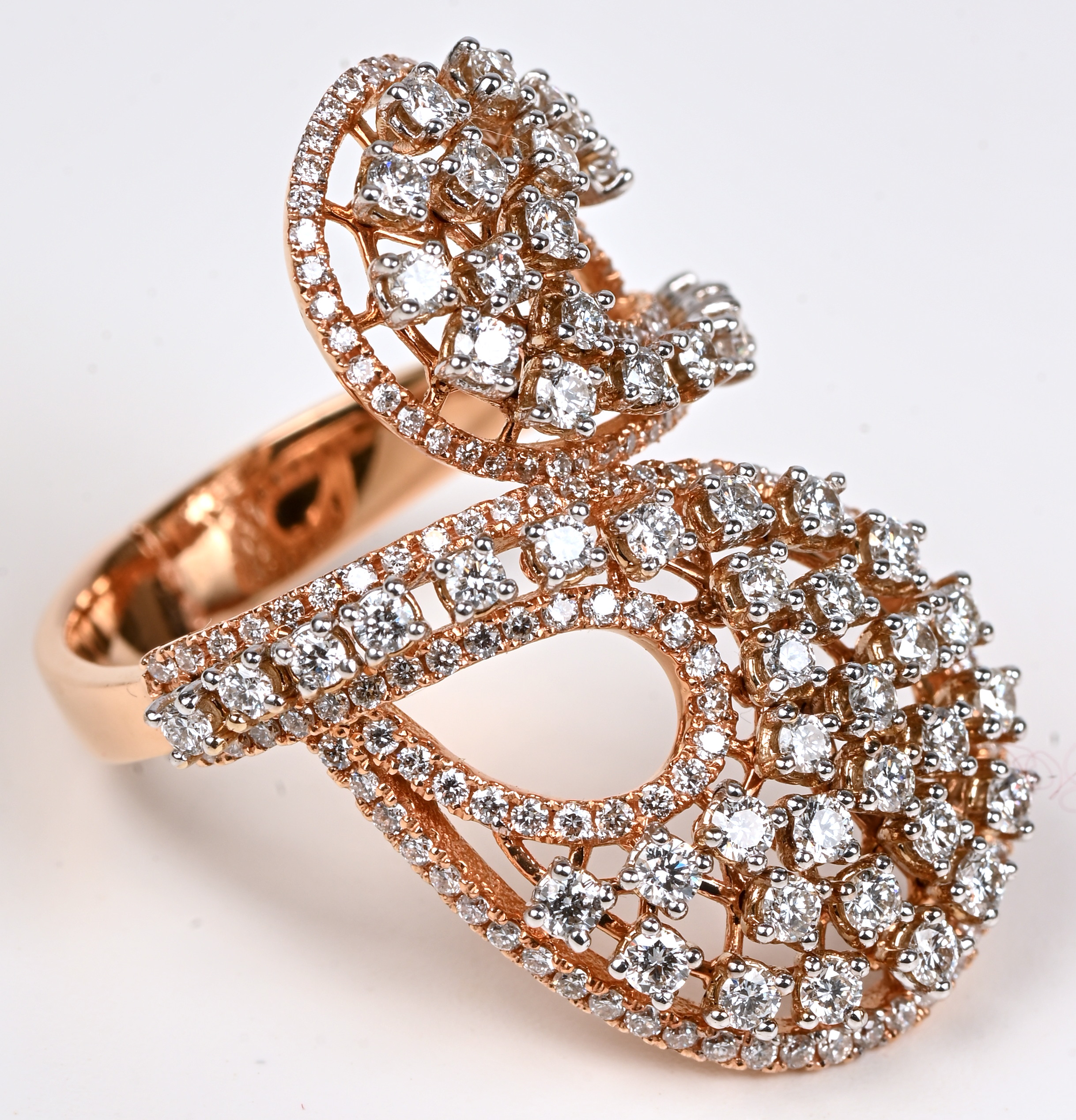 Een 18 kt roosgouden ring bezet met briljanten van een gezamenlijk gewicht van 2,06 ct Een 18 kt roosgouden ring bezet met briljanten van een gezamenlijk gewicht van 2,06 ct.