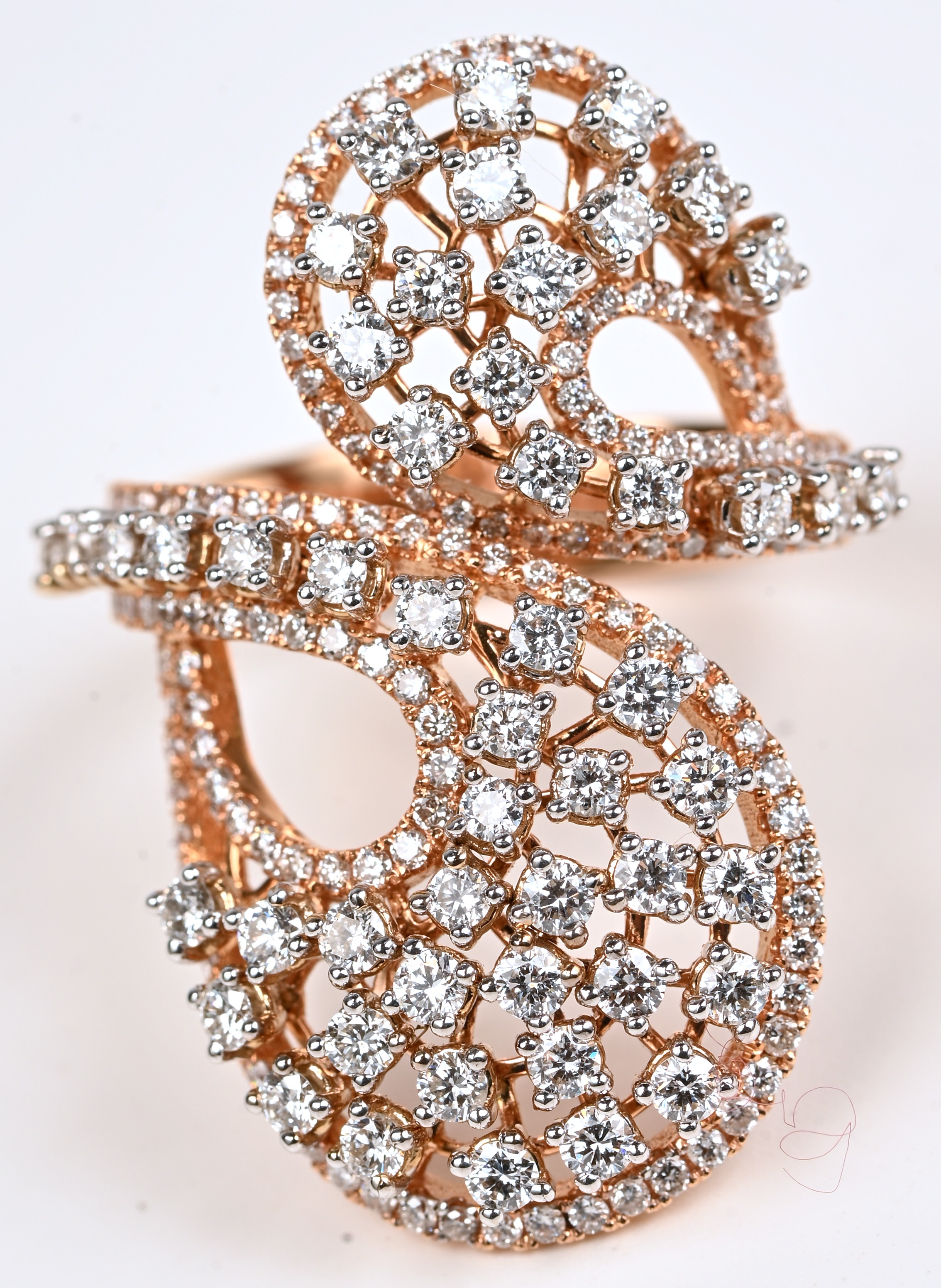 Een 18 kt roosgouden ring bezet met briljanten van een gezamenlijk gewicht van 2,06 ct Een 18 kt roosgouden ring bezet met briljanten van een gezamenlijk gewicht van 2,06 ct.