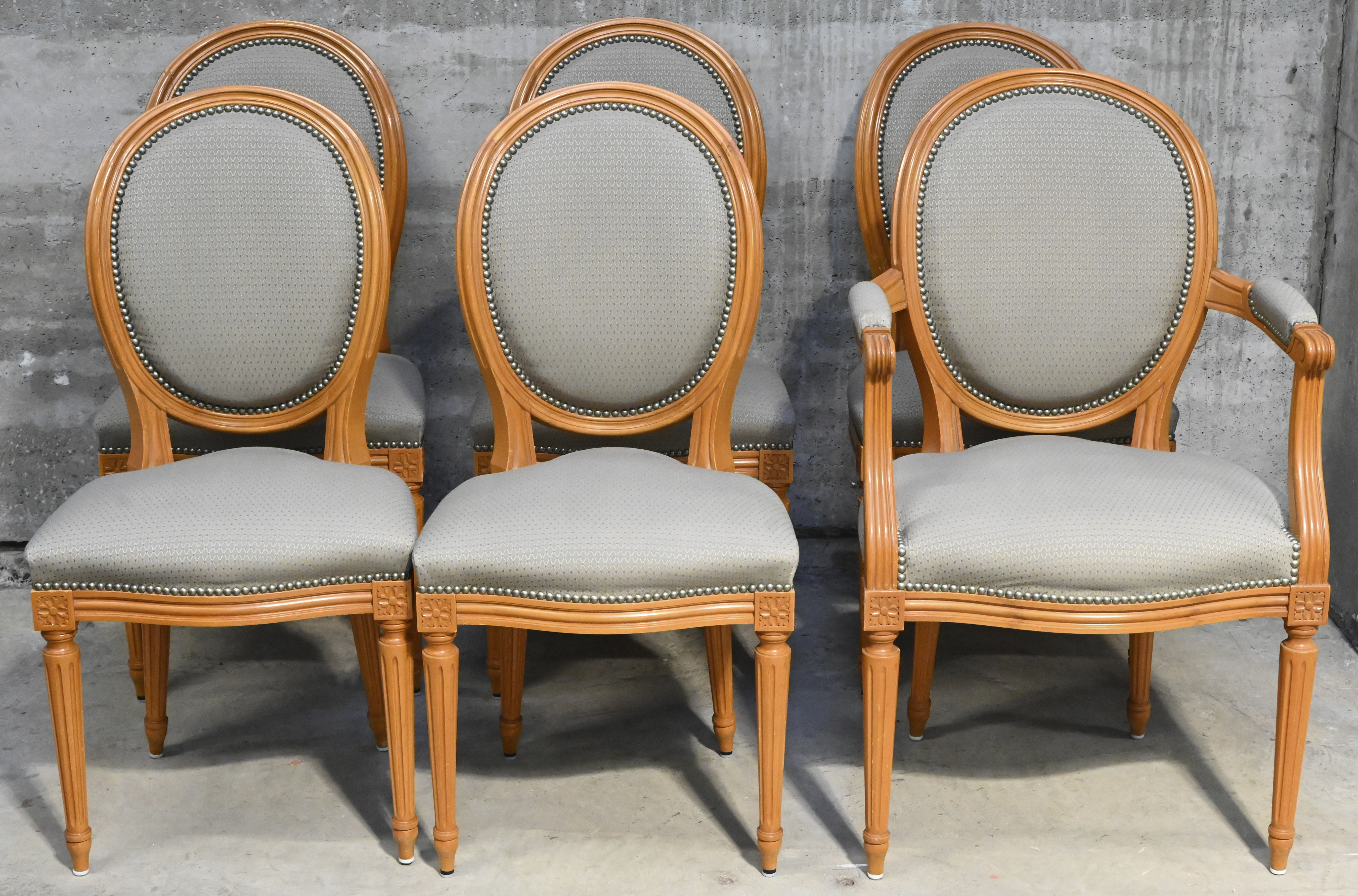 Een set van 6 stoelen in Louis XVI stijl waarvan één met armen Een set van 6 stoelen in Louis XVI stijl waarvan één met armen.