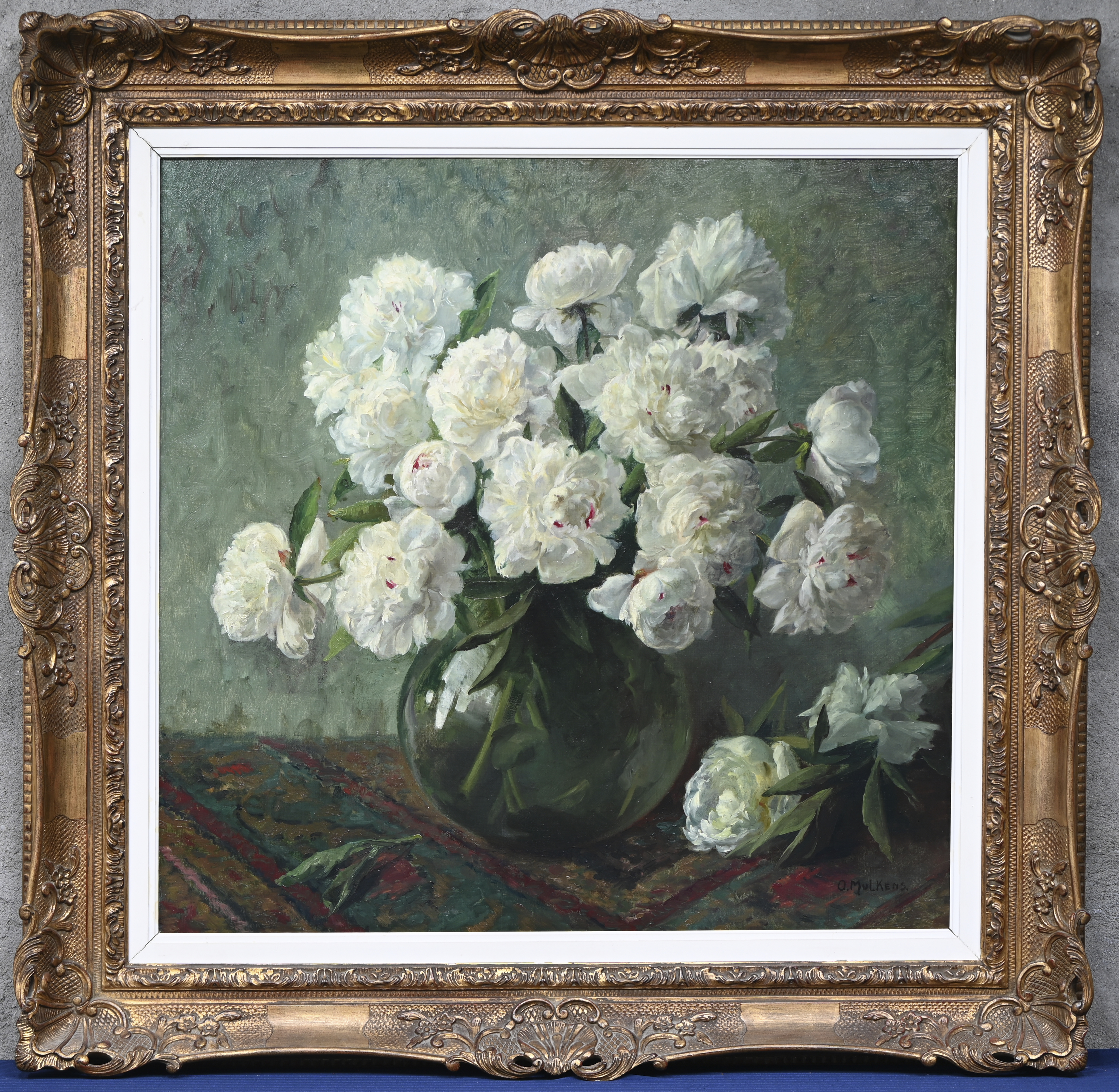 ‘Stilleven met wittepioenrozen’, olieverf op doek. Getekend O. Mulkers ‘Stilleven met wittepioenrozen’, olieverf op doek. Getekend O. Mulkers.