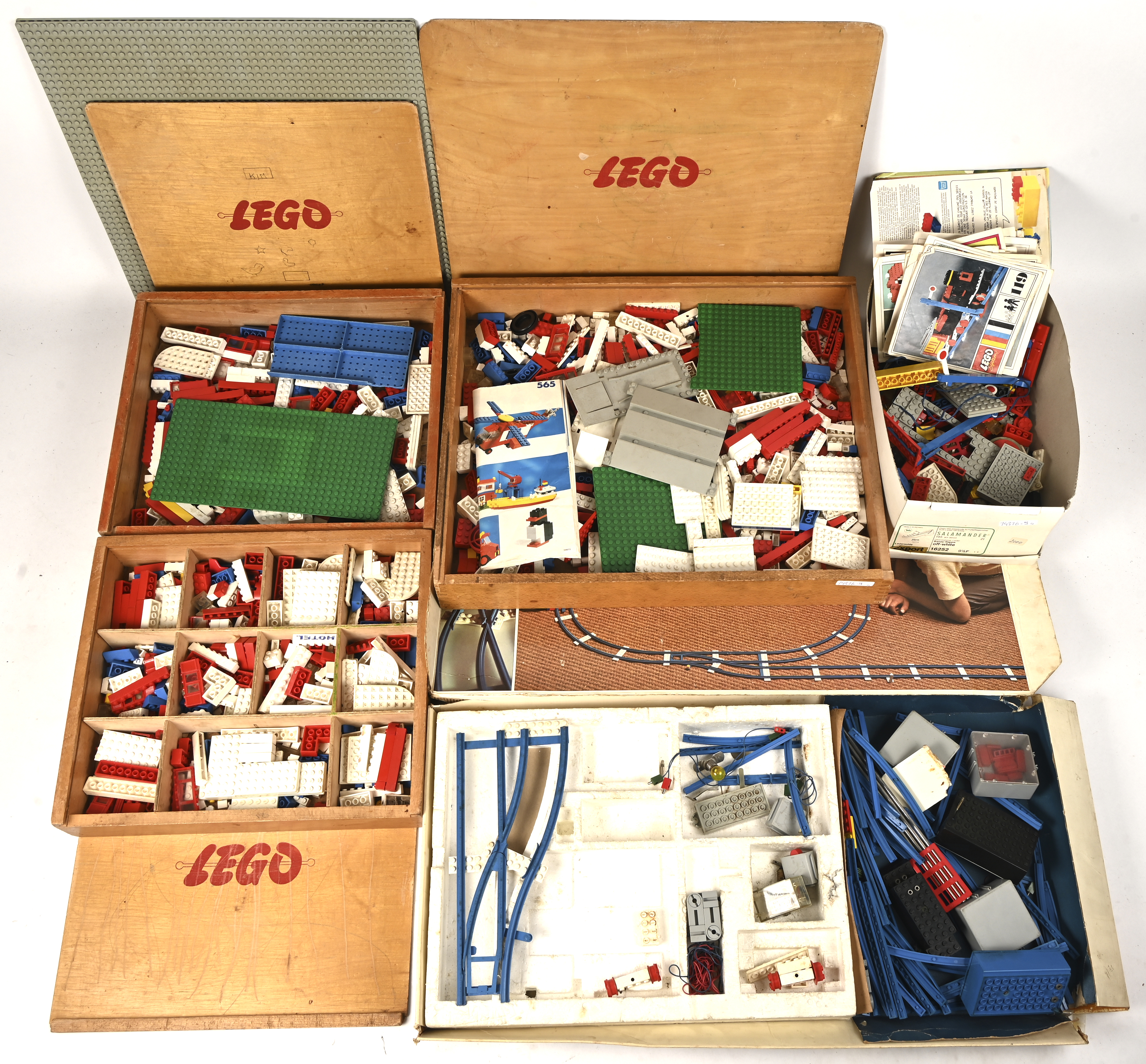 Een partij vintage lego bestaande uit een (onvolledige) treinset met zijn originele doos en 3 houten Lego kistjes met schade en vele blokjes Een partij vintage lego bestaande uit een (onvolledige) treinset met zijn originele doos en 3 houten Lego kistjes met schade en vele blokjes.