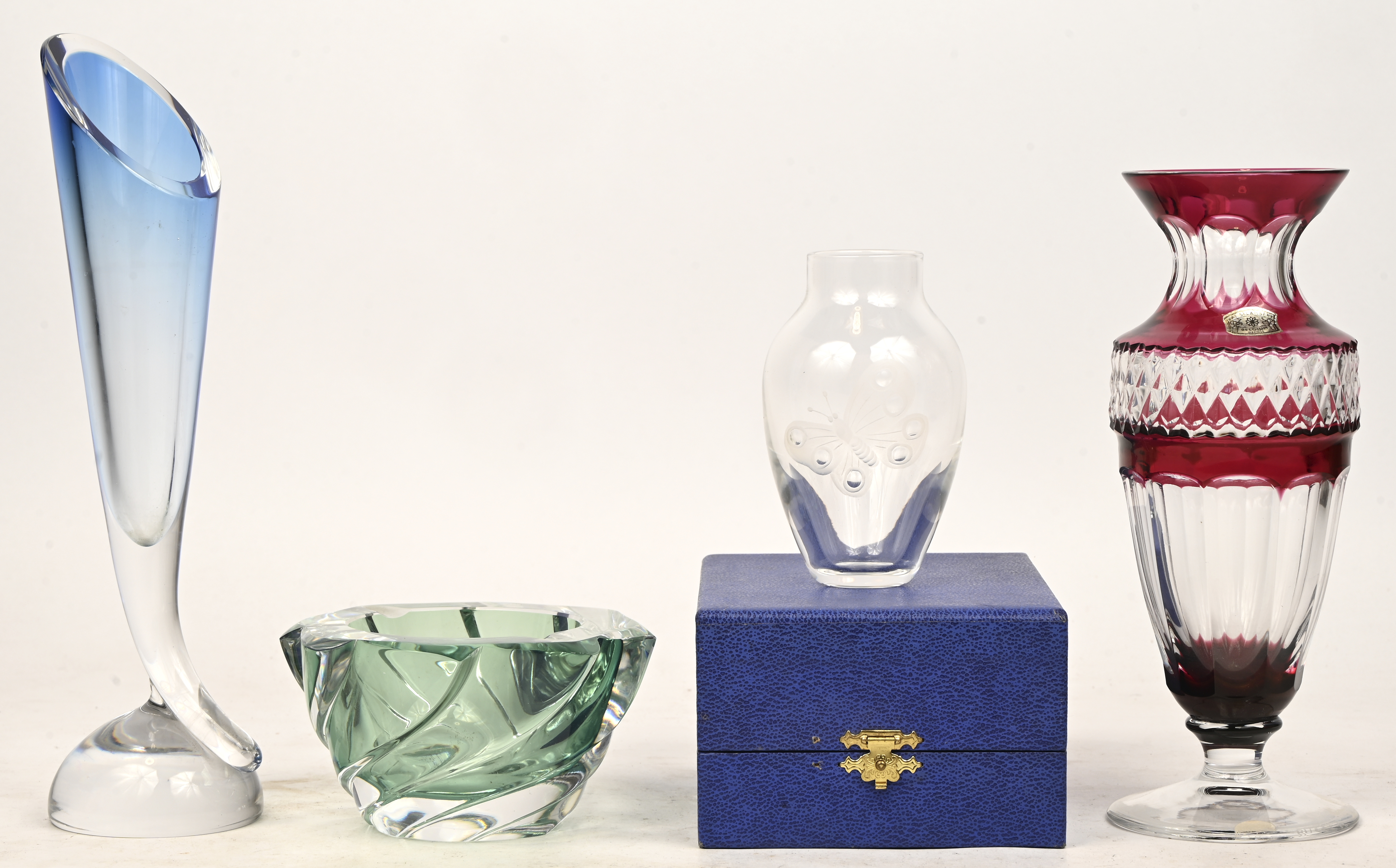 Een lot van 4 kristallen items, Val Saint Lambert, bestaande uit 3 vaasjes en een asbak Een lot van 4 kristallen items, Val Saint Lambert, bestaande uit 3 vaasjes en een asbak.