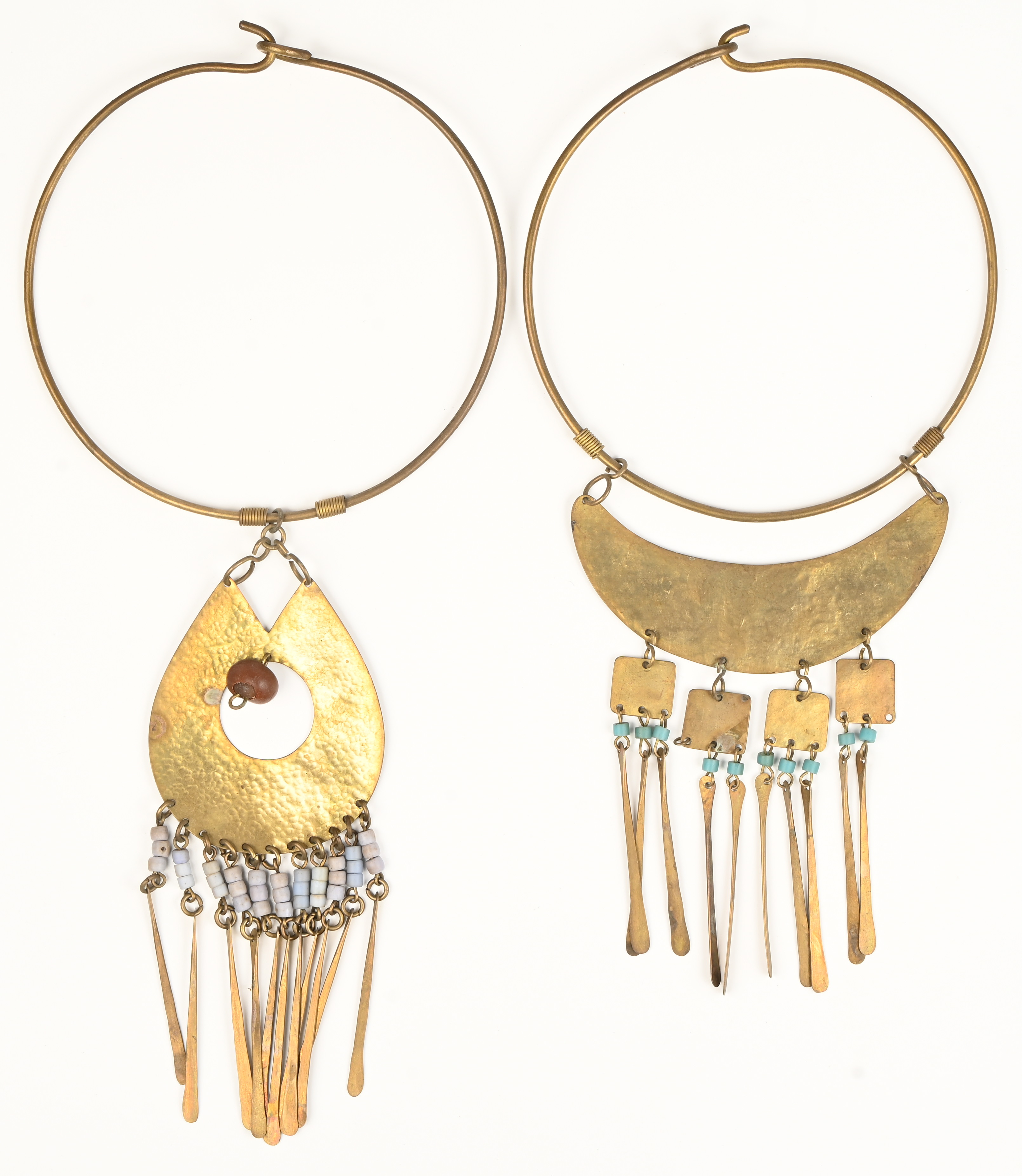 “Dromenvangers”.Twee verschillende halssnoeren van koper bezet met bolletjes versiering “Dromenvangers”.Twee verschillende halssnoeren van koper bezet met bolletjes versiering.