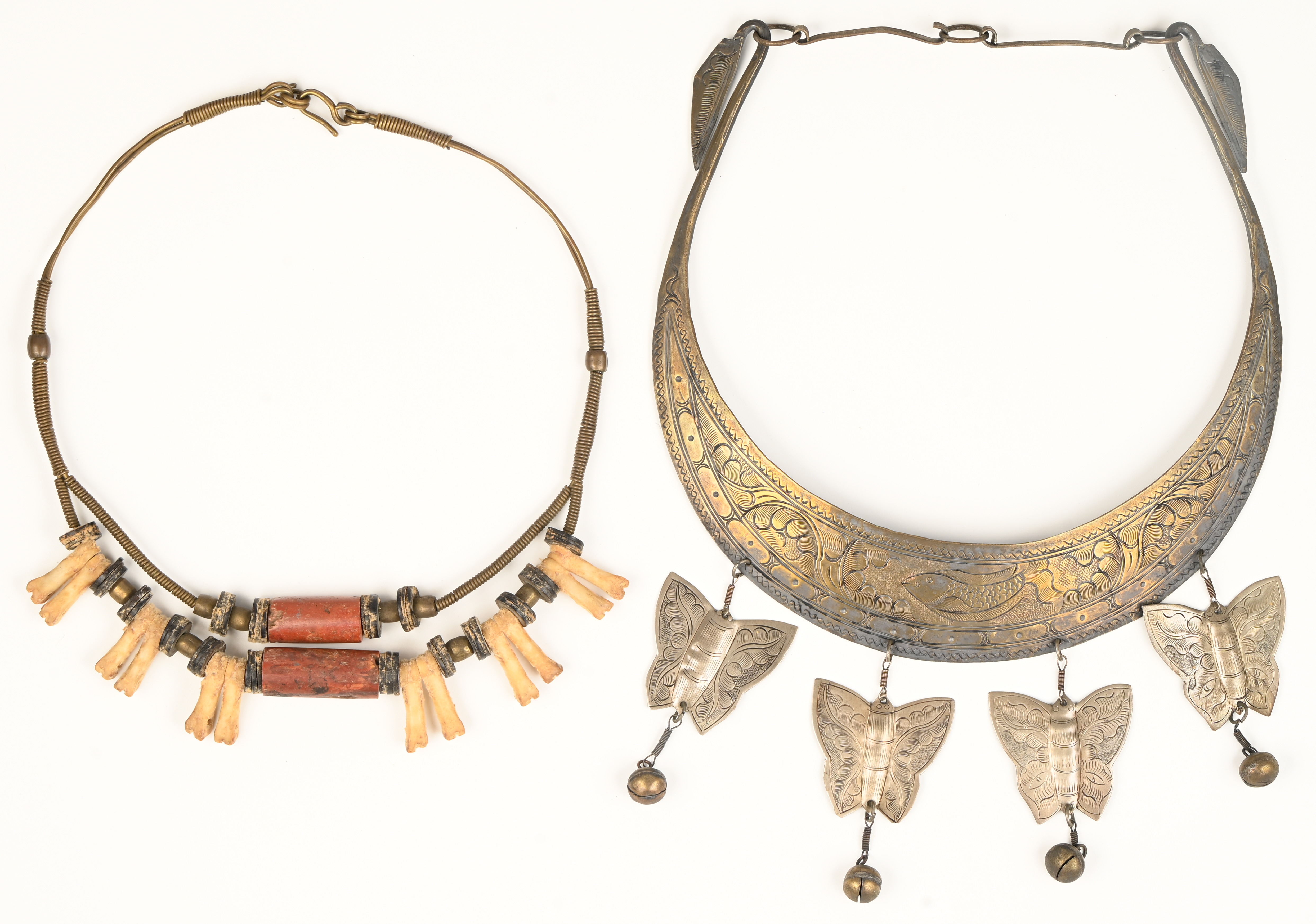 “Dromenvangers”.Twee verschillende halssnoeren van koper één ervan bezet met belletjes “Dromenvangers”.Twee verschillende halssnoeren van koper één ervan bezet met belletjes.