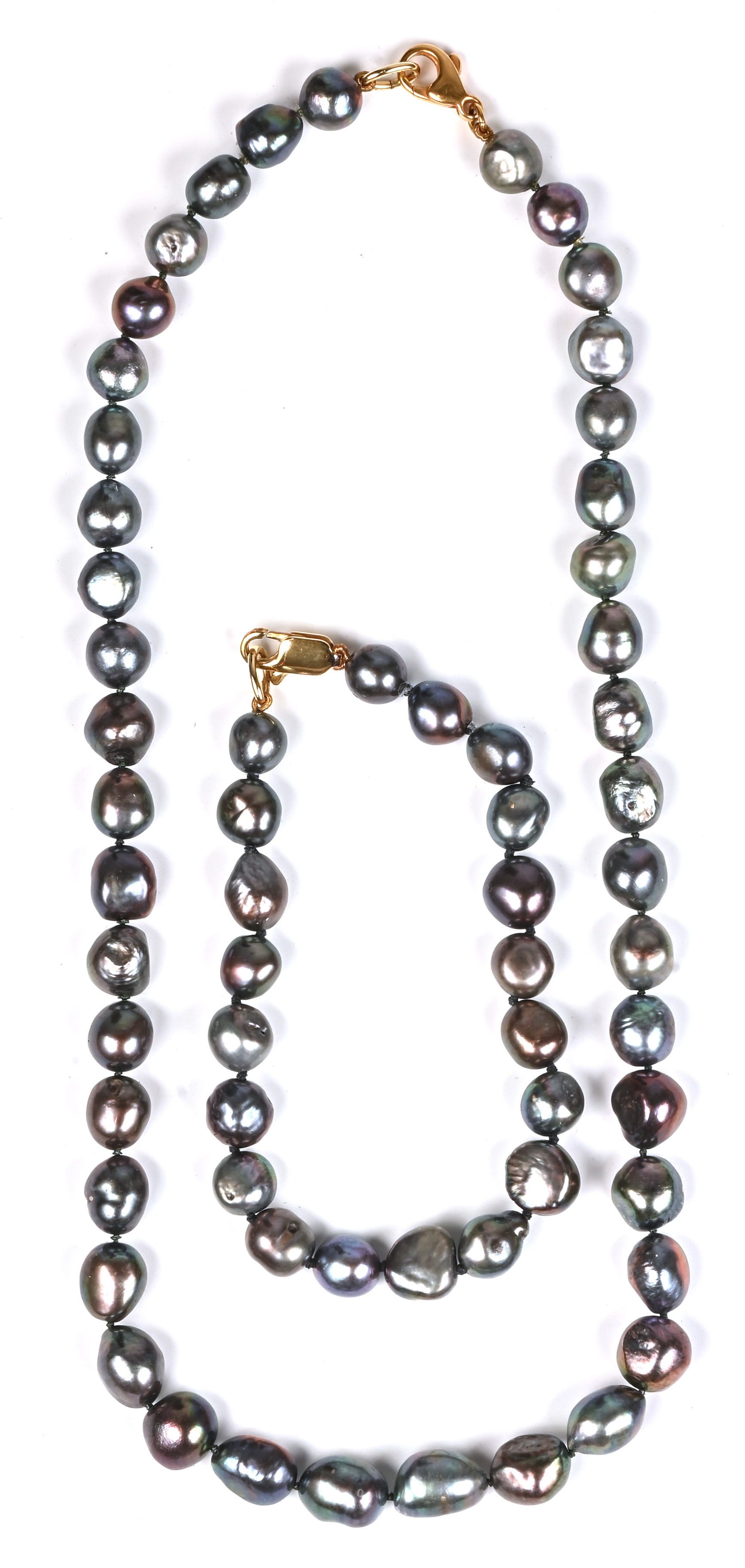 Een halssnoer met bijpassende armband bezet met verschillende donker grijze barokparels en met verguld slot Een halssnoer met bijpassende armband bezet met verschillende donker grijze barokparels en met verguld slot.