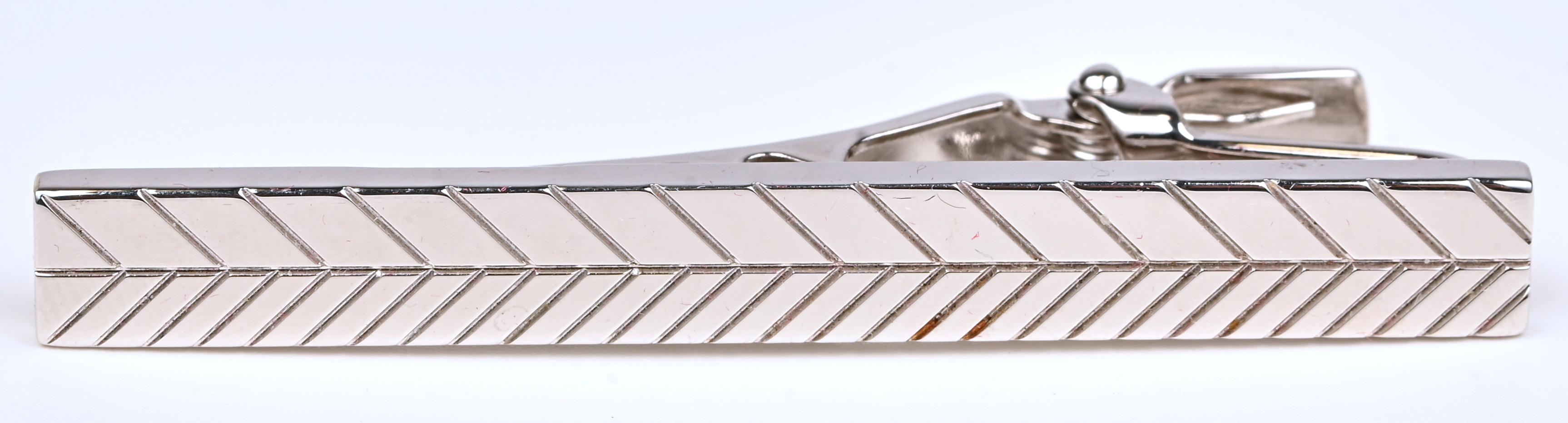 Een zilveren dasspeld met visgraatmotief. Gemerkt Een zilveren dasspeld met visgraatmotief. Gemerkt.