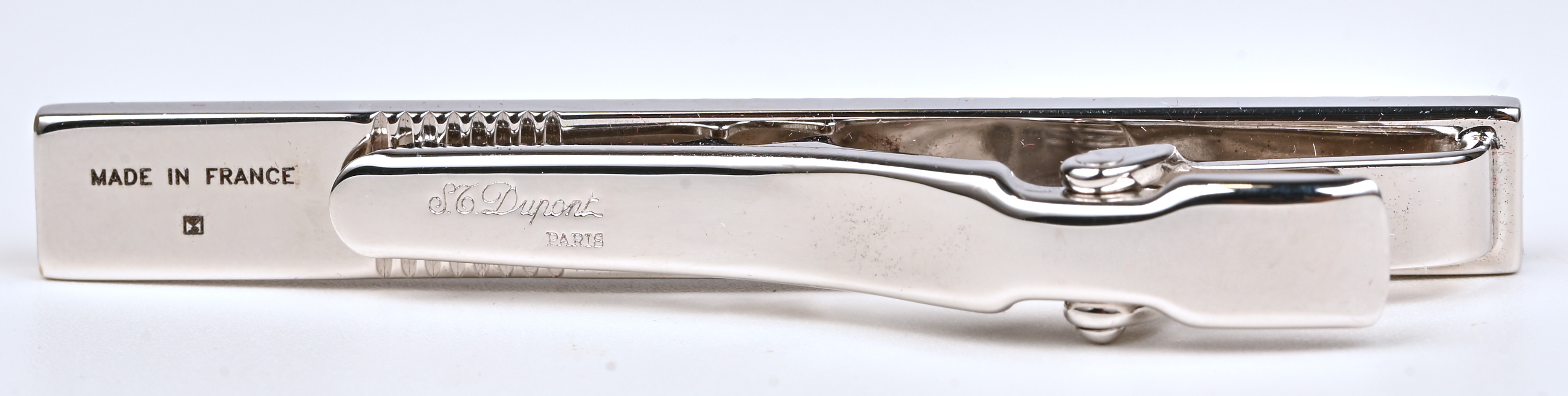 Een zilveren dasspeld met visgraatmotief. Gemerkt Een zilveren dasspeld met visgraatmotief. Gemerkt.