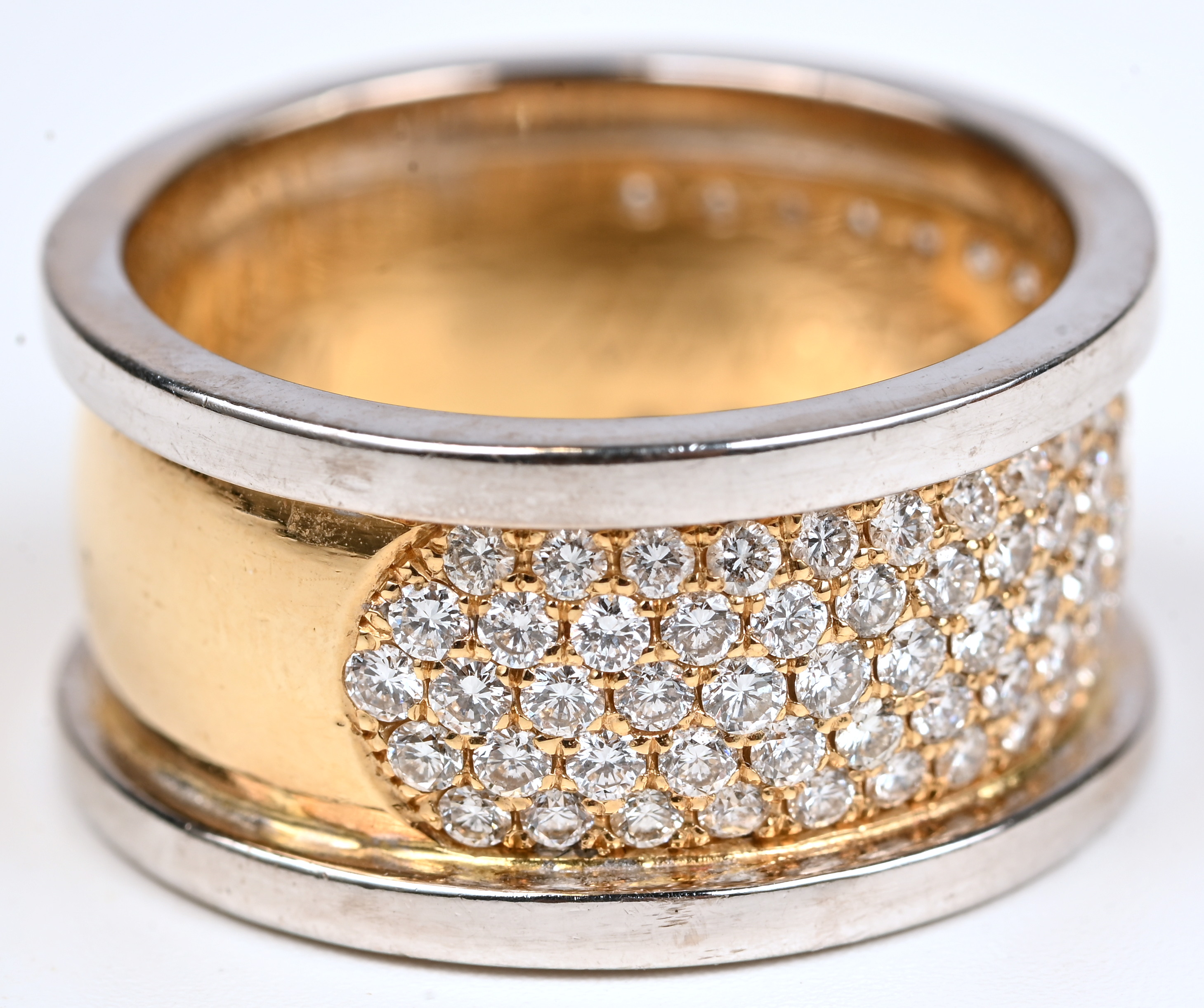 Een 18 kt wit en geelgouden ring bezet met 104 briljanten met een gezamenlijk gewicht van +- 1,70 ct Een 18 kt wit en geelgouden ring bezet met 104 briljanten met een gezamenlijk gewicht van +- 1,70 ct.