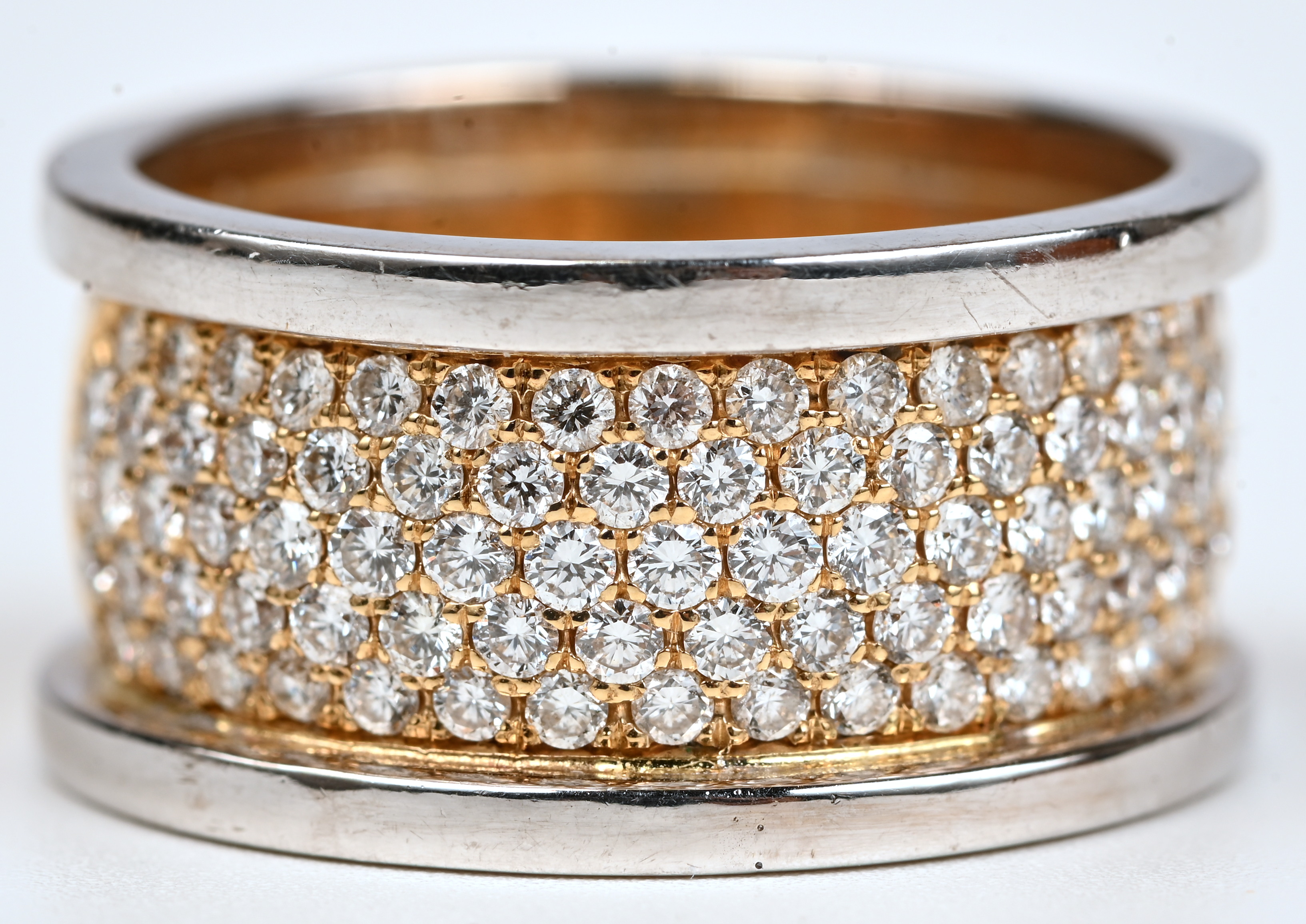 Een 18 kt wit en geelgouden ring bezet met 104 briljanten met een gezamenlijk gewicht van +- 1,70 ct Een 18 kt wit en geelgouden ring bezet met 104 briljanten met een gezamenlijk gewicht van +- 1,70 ct.