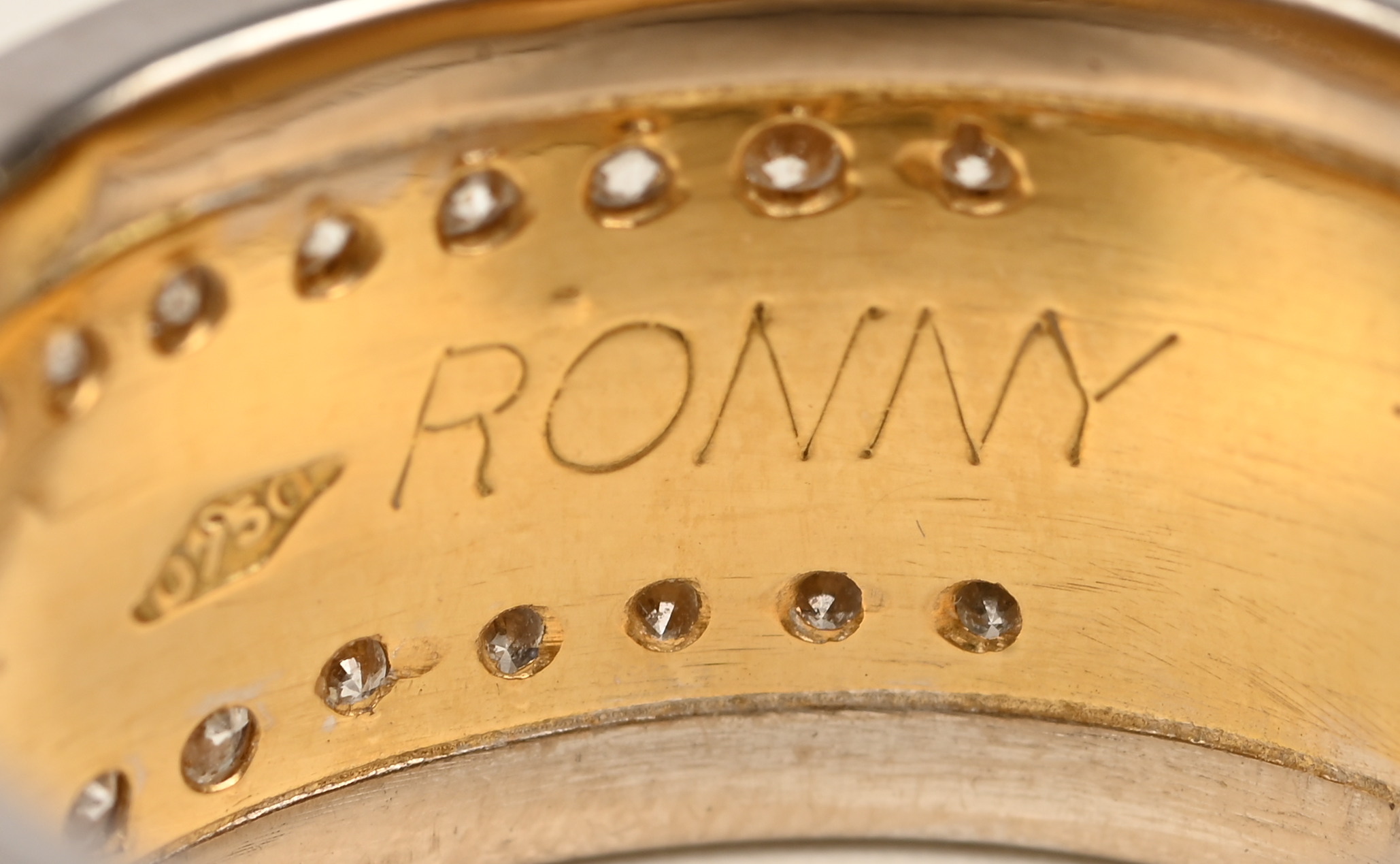 Een 18 kt wit en geelgouden ring bezet met 104 briljanten met een gezamenlijk gewicht van +- 1,70 ct Een 18 kt wit en geelgouden ring bezet met 104 briljanten met een gezamenlijk gewicht van +- 1,70 ct.