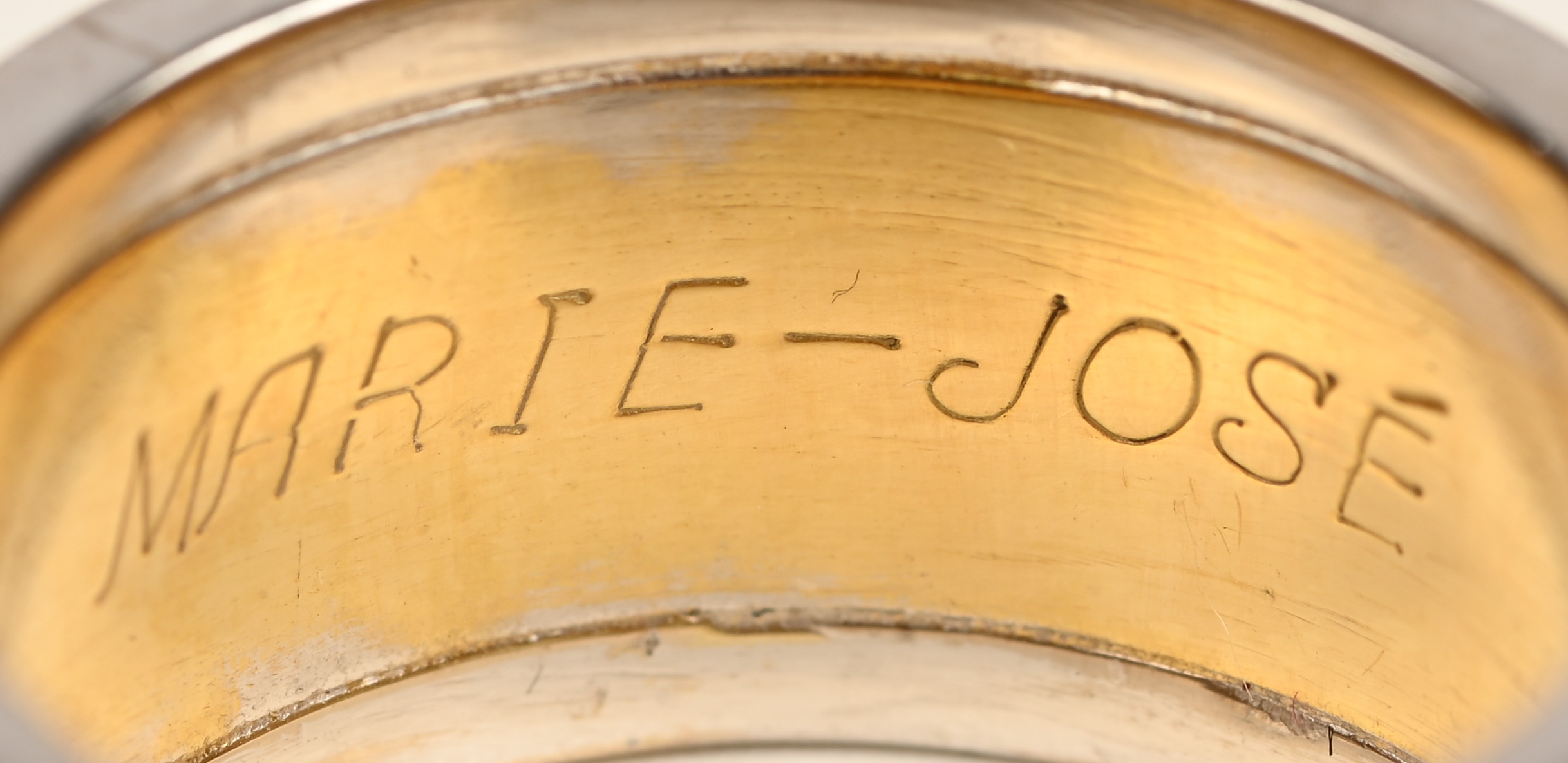 Een 18 kt wit en geelgouden ring bezet met 104 briljanten met een gezamenlijk gewicht van +- 1,70 ct Een 18 kt wit en geelgouden ring bezet met 104 briljanten met een gezamenlijk gewicht van +- 1,70 ct.