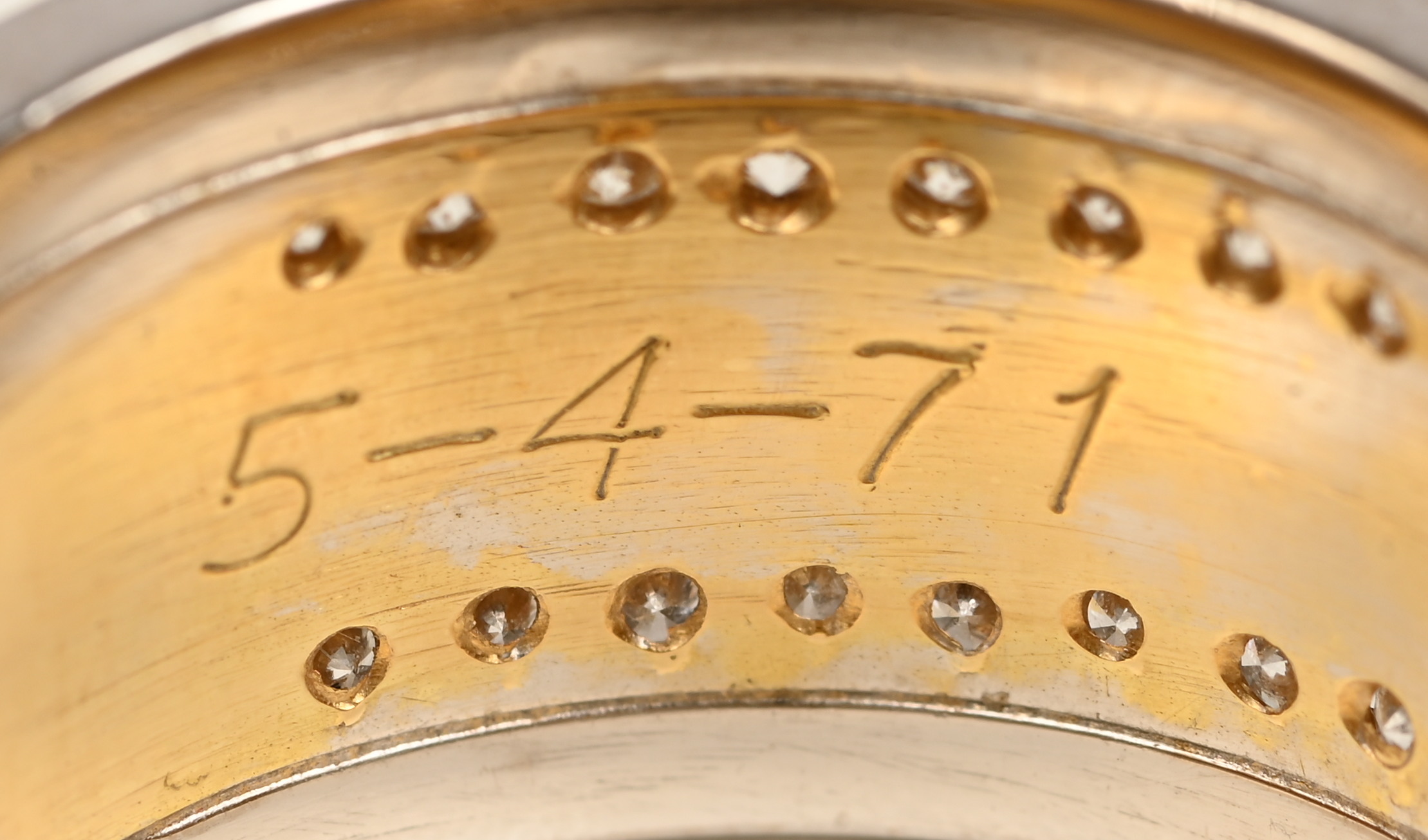 Een 18 kt wit en geelgouden ring bezet met 104 briljanten met een gezamenlijk gewicht van +- 1,70 ct Een 18 kt wit en geelgouden ring bezet met 104 briljanten met een gezamenlijk gewicht van +- 1,70 ct.