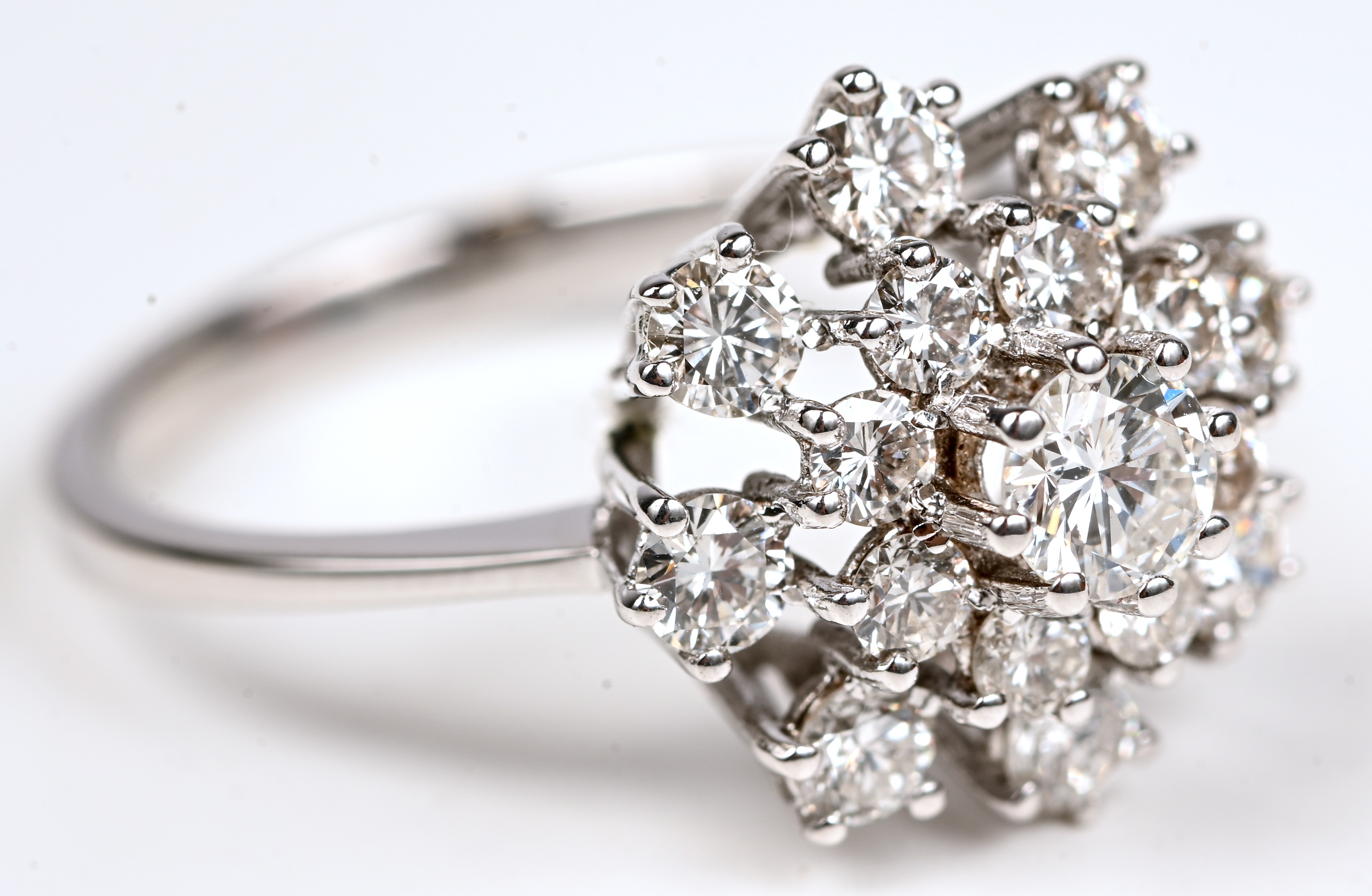 Een 18 kt witgouden ring bezet met briljanten met een gezamenlijk gewicht van +- 1,50 ct Een 18 kt witgouden ring bezet met briljanten met een gezamenlijk gewicht van +- 1,50 ct.