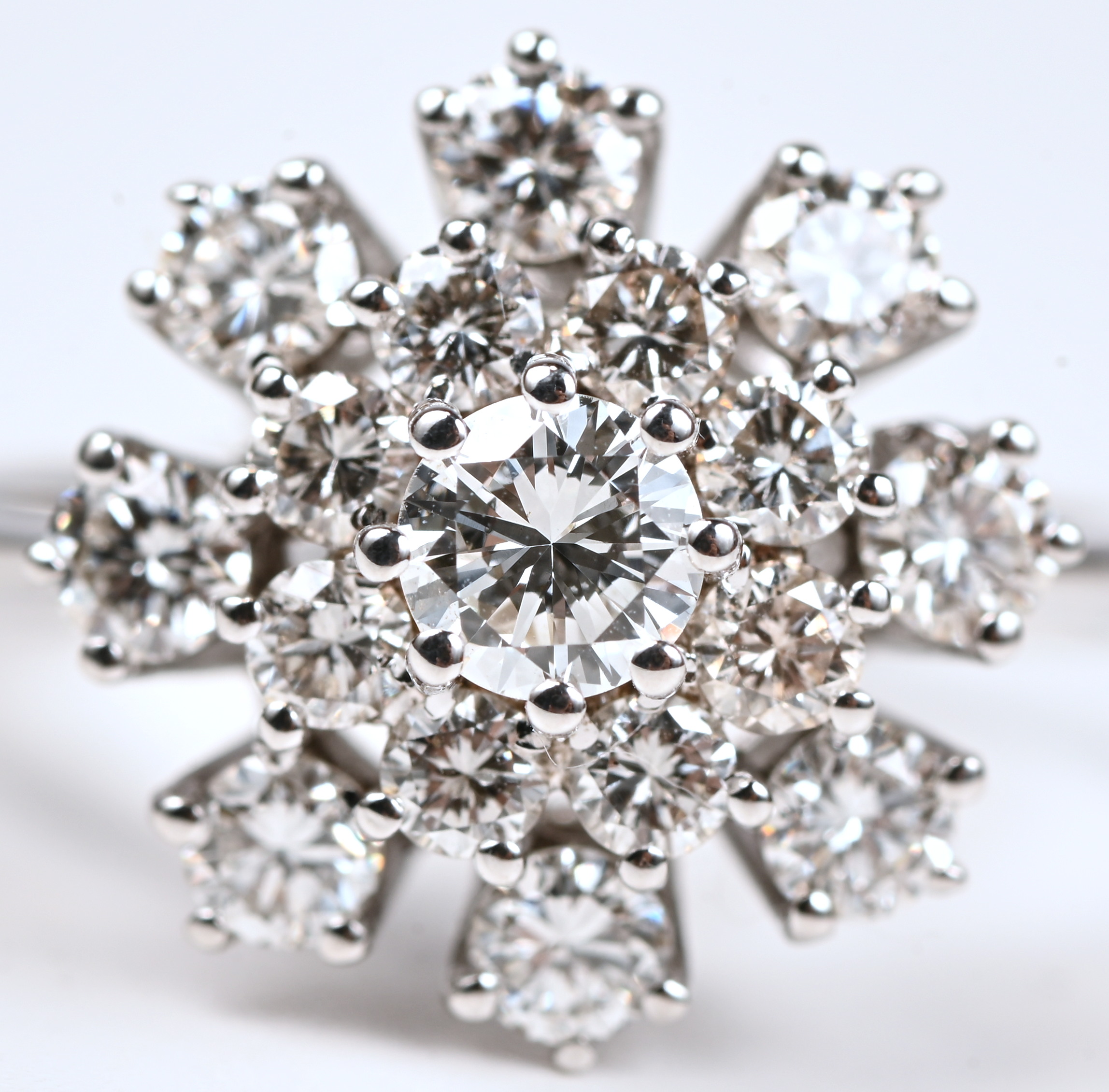 Een 18 kt witgouden ring bezet met briljanten met een gezamenlijk gewicht van +- 1,50 ct Een 18 kt witgouden ring bezet met briljanten met een gezamenlijk gewicht van +- 1,50 ct.