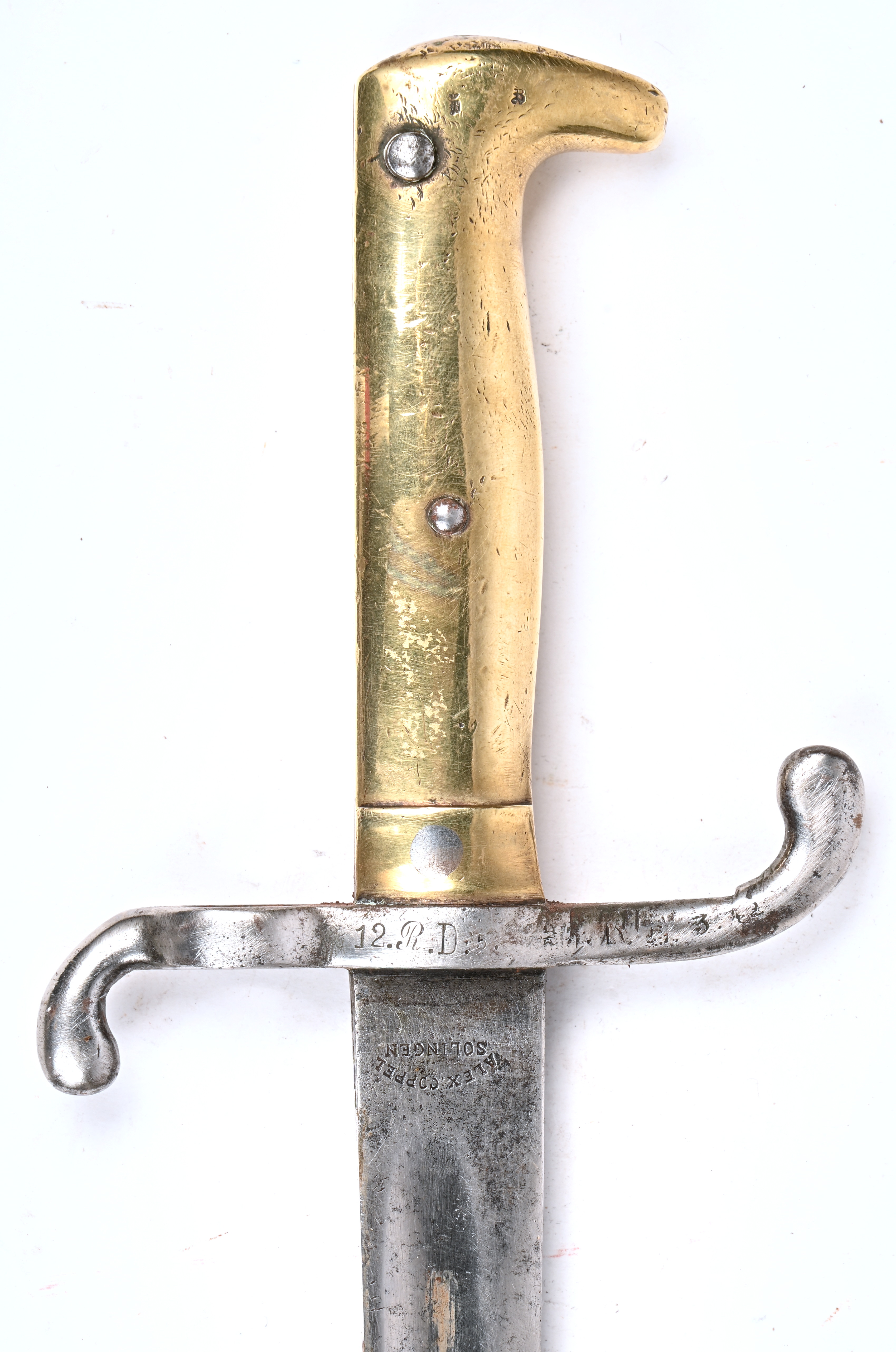 Een Duits/Pruisische Mauser bajonet, M1871. Gemerkt Alex Coppel Solingen. Met regimentsstempel 12 R. D. 5. Met schede Een Duits/Pruisische Mauser bajonet, M1871. Gemerkt Alex Coppel Solingen. Met regimentsstempel 12 R. D. 5. Met schede.