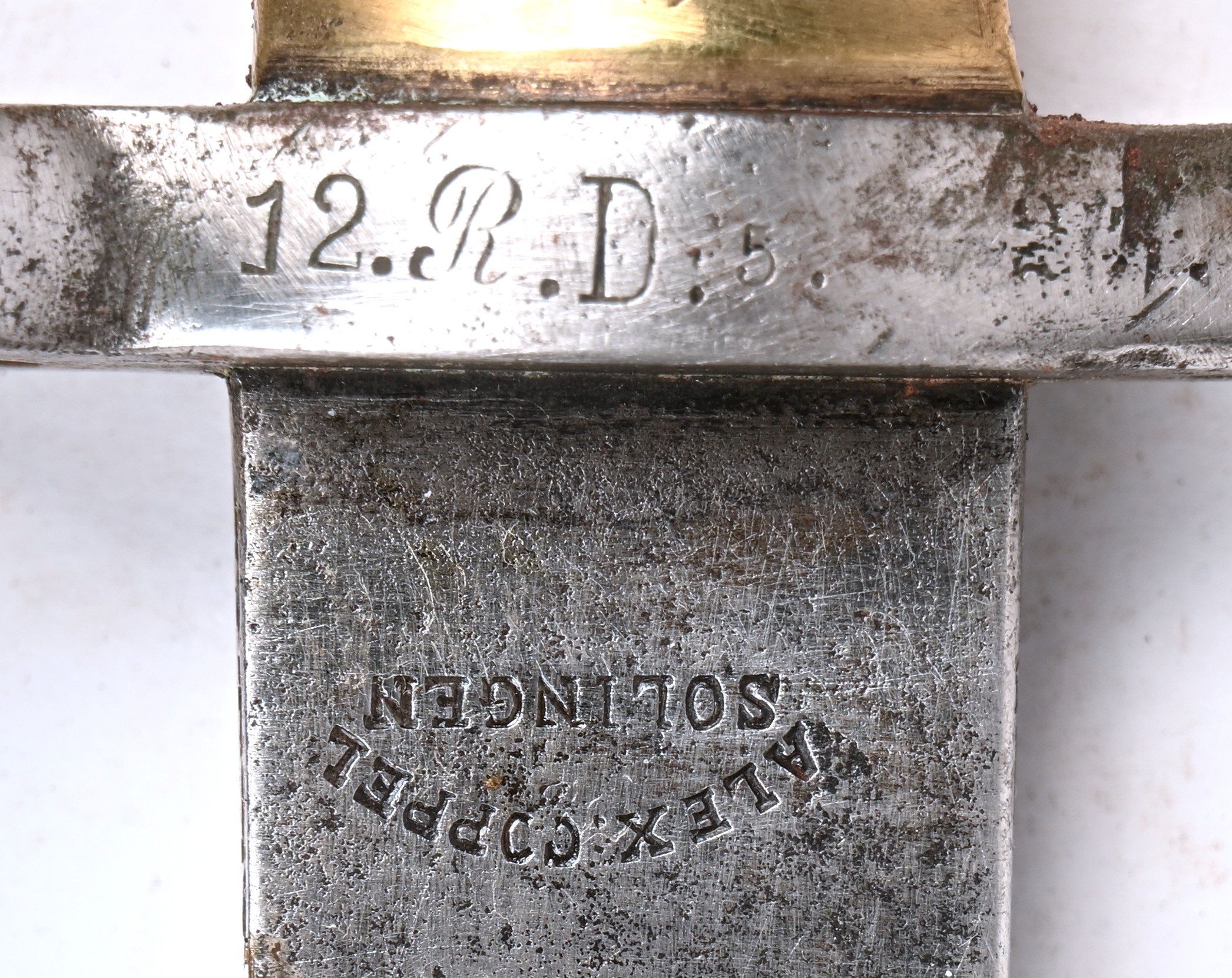 Een Duits/Pruisische Mauser bajonet, M1871. Gemerkt Alex Coppel Solingen. Met regimentsstempel 12 R. D. 5. Met schede Een Duits/Pruisische Mauser bajonet, M1871. Gemerkt Alex Coppel Solingen. Met regimentsstempel 12 R. D. 5. Met schede.