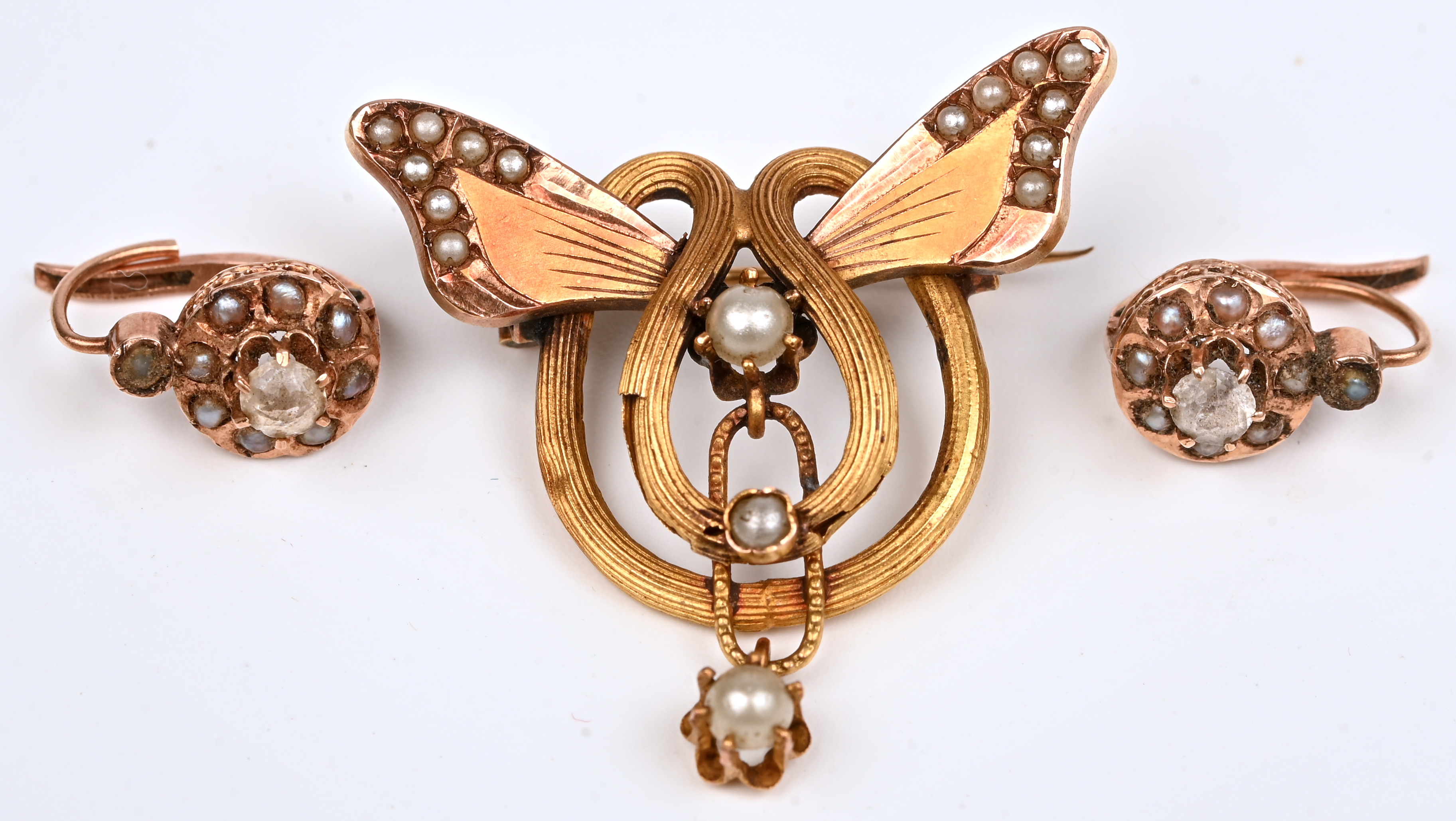Een 18 kt geelgouden antieke broche met bijhorende oorbellen bezet met fijne pareltjes Een 18 kt geelgouden antieke broche met bijhorende oorbellen bezet met fijne pareltjes.