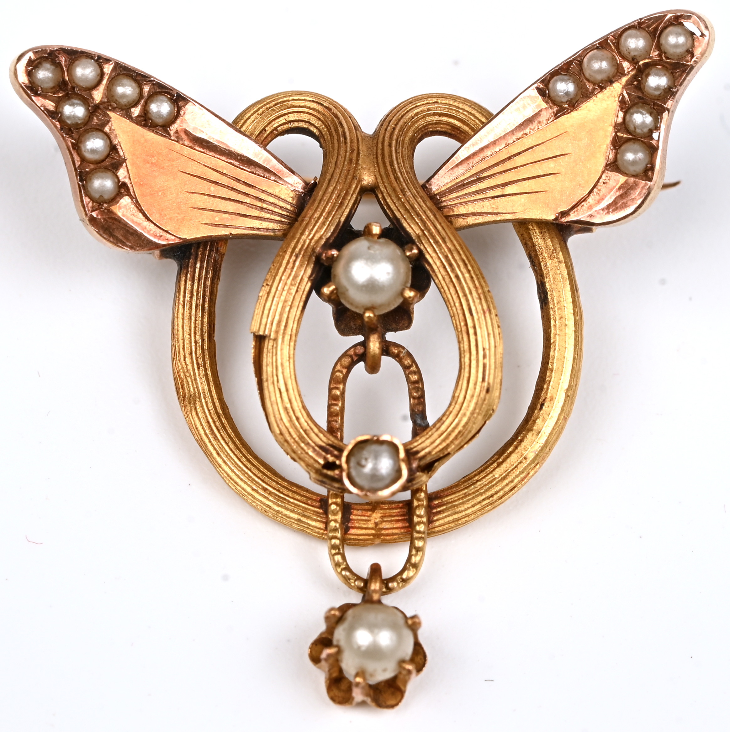 Een 18 kt geelgouden antieke broche met bijhorende oorbellen bezet met fijne pareltjes Een 18 kt geelgouden antieke broche met bijhorende oorbellen bezet met fijne pareltjes.