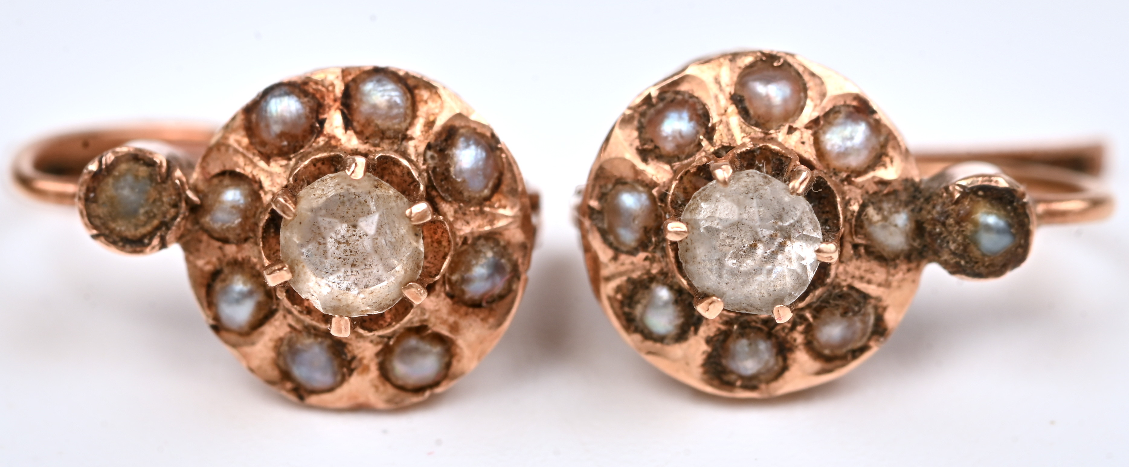 Een 18 kt geelgouden antieke broche met bijhorende oorbellen bezet met fijne pareltjes Een 18 kt geelgouden antieke broche met bijhorende oorbellen bezet met fijne pareltjes.