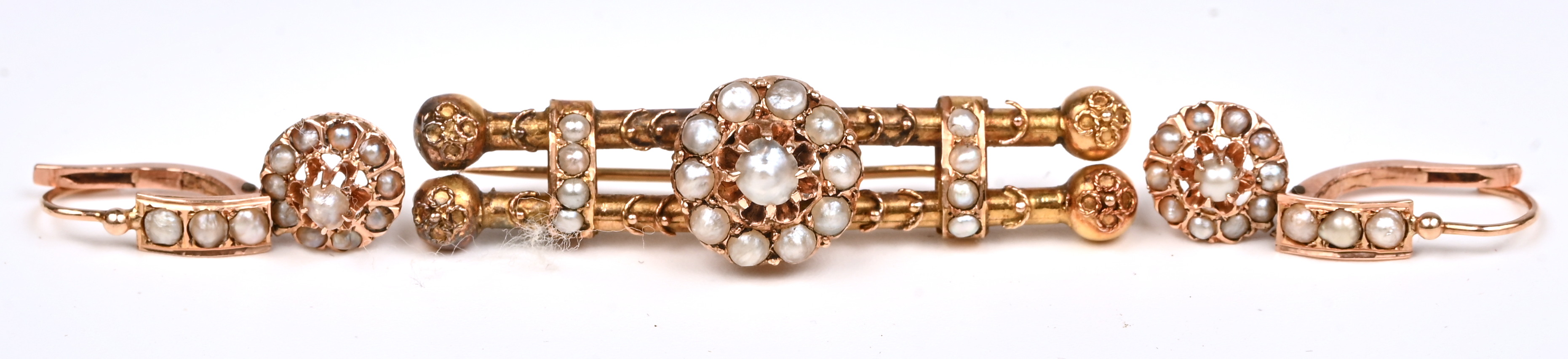 Een 18 kt geelgouden antoeke broche met bijhorende oorbellen bezet met fijne pareltjes Een 18 kt geelgouden antoeke broche met bijhorende oorbellen bezet met fijne pareltjes.