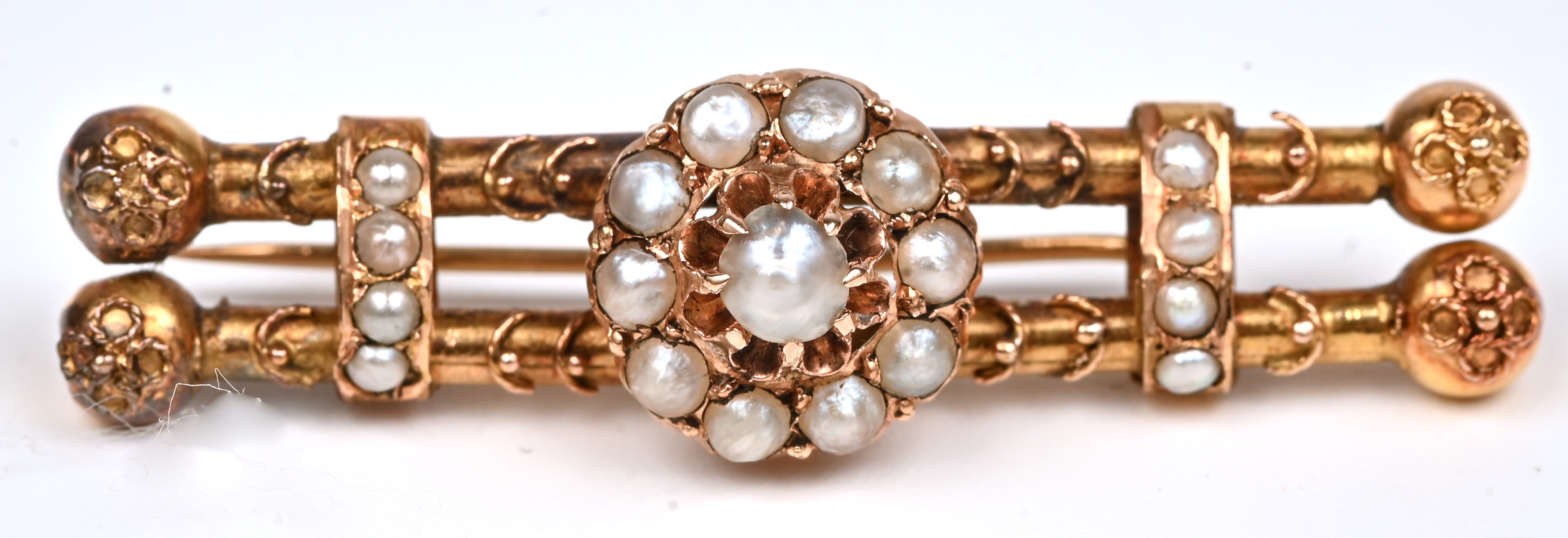 Een 18 kt geelgouden antoeke broche met bijhorende oorbellen bezet met fijne pareltjes Een 18 kt geelgouden antoeke broche met bijhorende oorbellen bezet met fijne pareltjes.