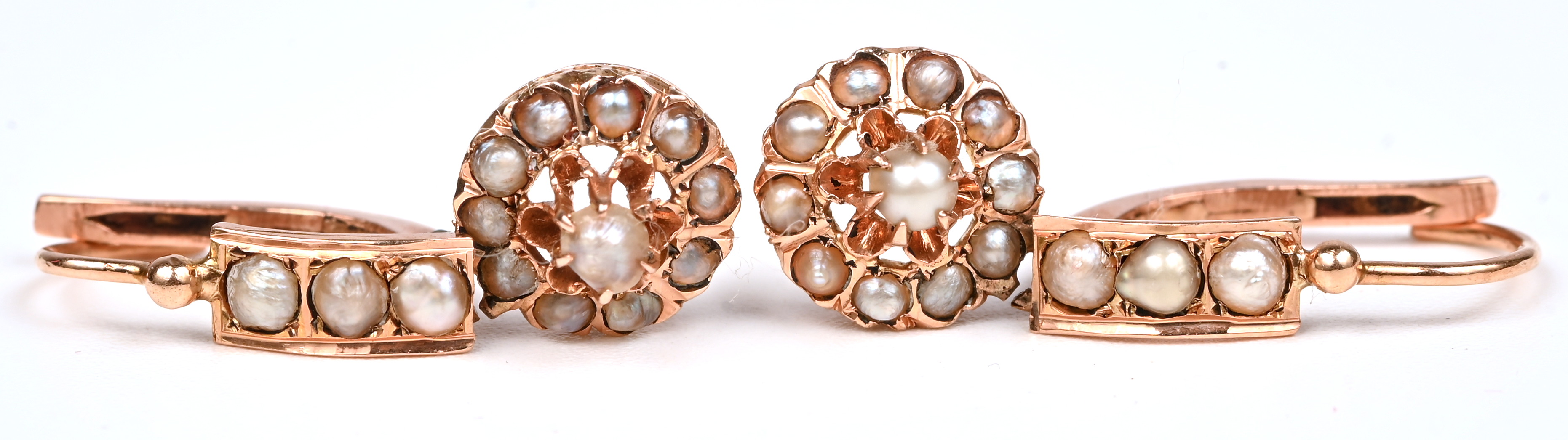 Een 18 kt geelgouden antoeke broche met bijhorende oorbellen bezet met fijne pareltjes Een 18 kt geelgouden antoeke broche met bijhorende oorbellen bezet met fijne pareltjes.