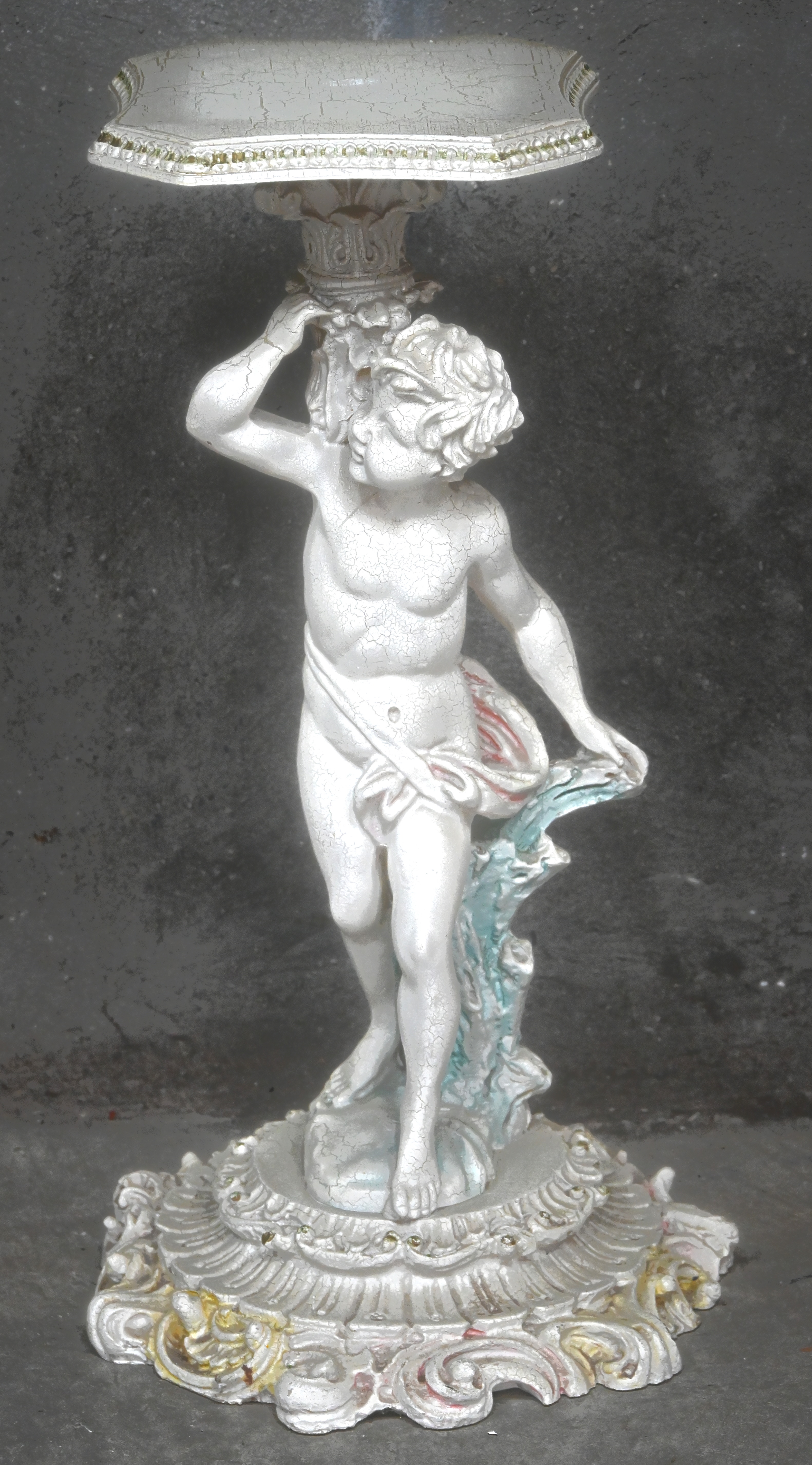 Een piedestal uit kunststof naar Italiaans voorbeeld Een piedestal uit kunststof naar Italiaans voorbeeld.