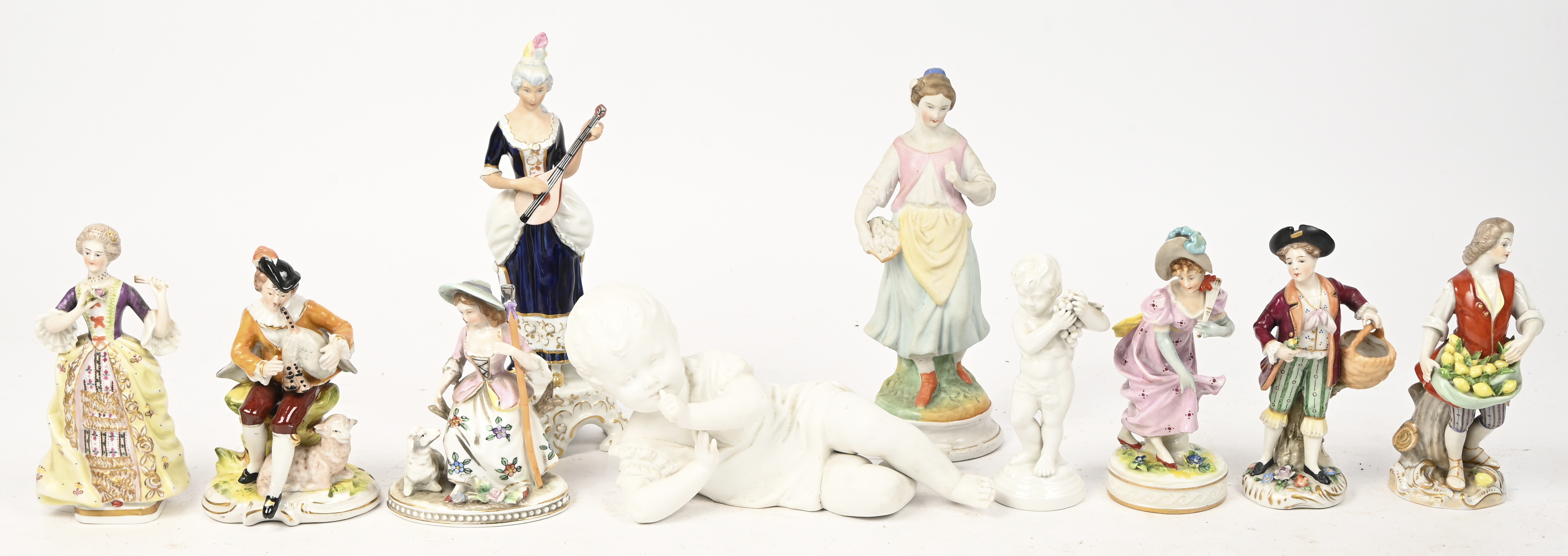 Een lot van 10 beeldjes uit porselein en biscuit, diverse merken Een lot van 10 beeldjes uit porselein en biscuit, diverse merken.