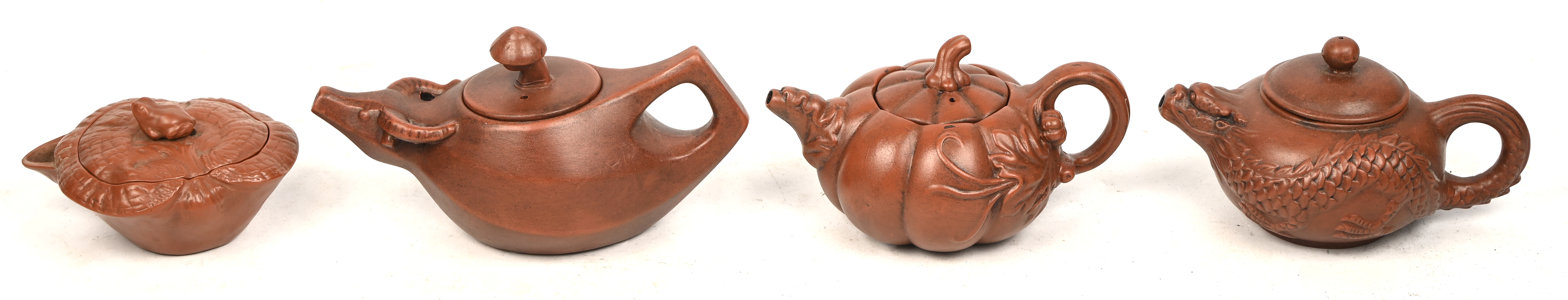 Vier terracotta Yixing theepotjes van Chinese oorsprong Vier terracotta Yixing theepotjes van Chinese oorsprong.