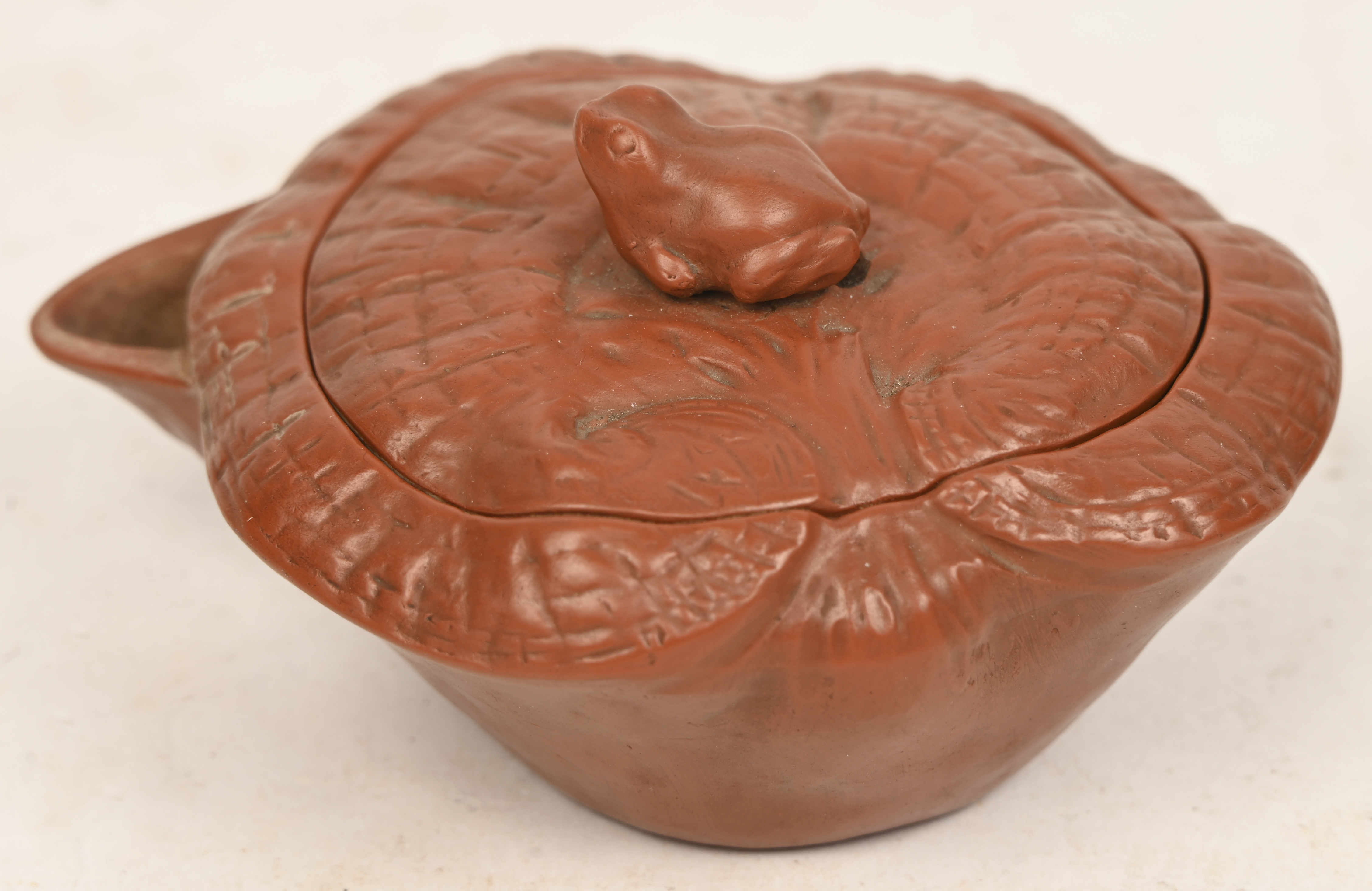 Vier terracotta Yixing theepotjes van Chinese oorsprong Vier terracotta Yixing theepotjes van Chinese oorsprong.