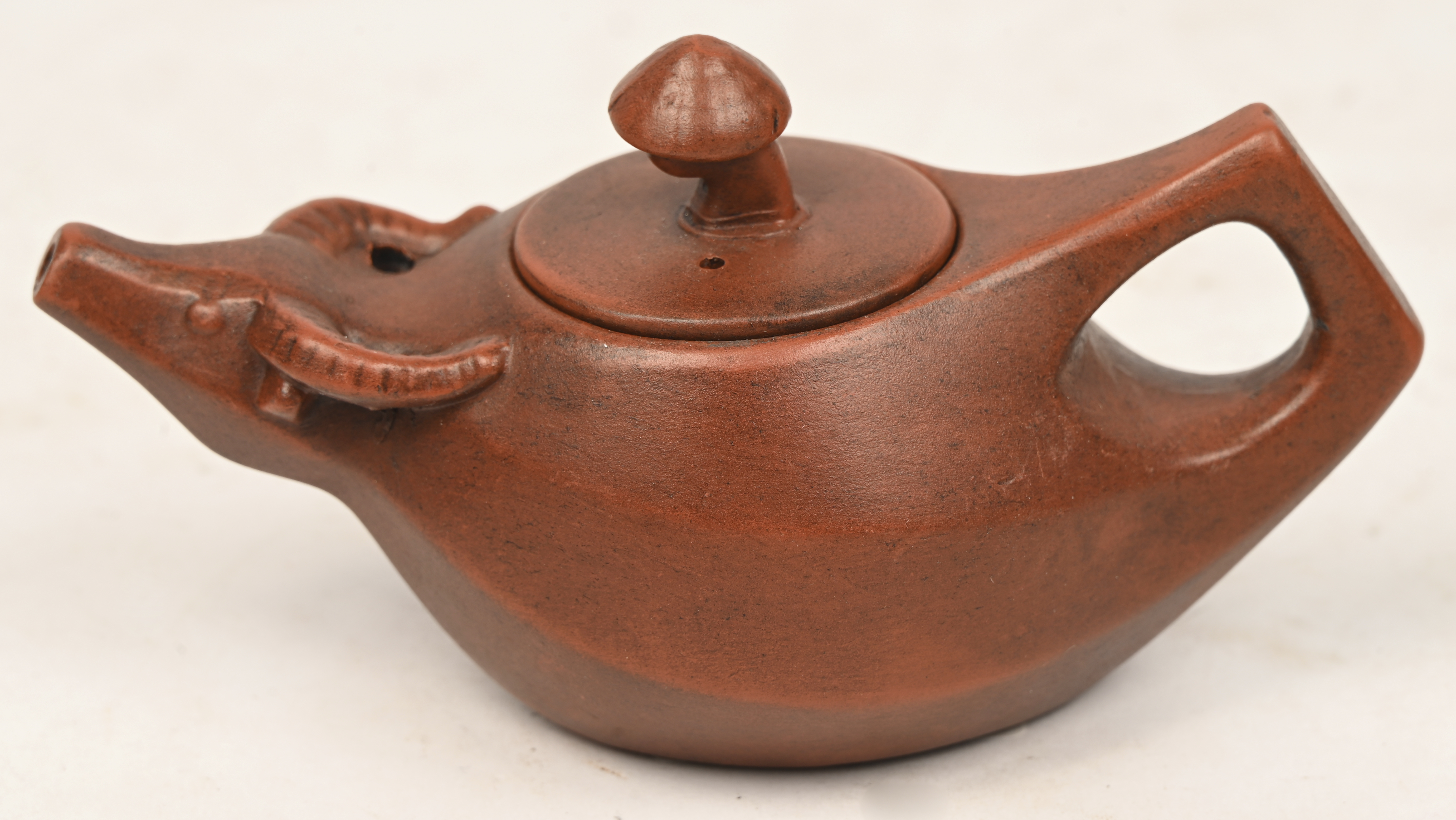 Vier terracotta Yixing theepotjes van Chinese oorsprong Vier terracotta Yixing theepotjes van Chinese oorsprong.