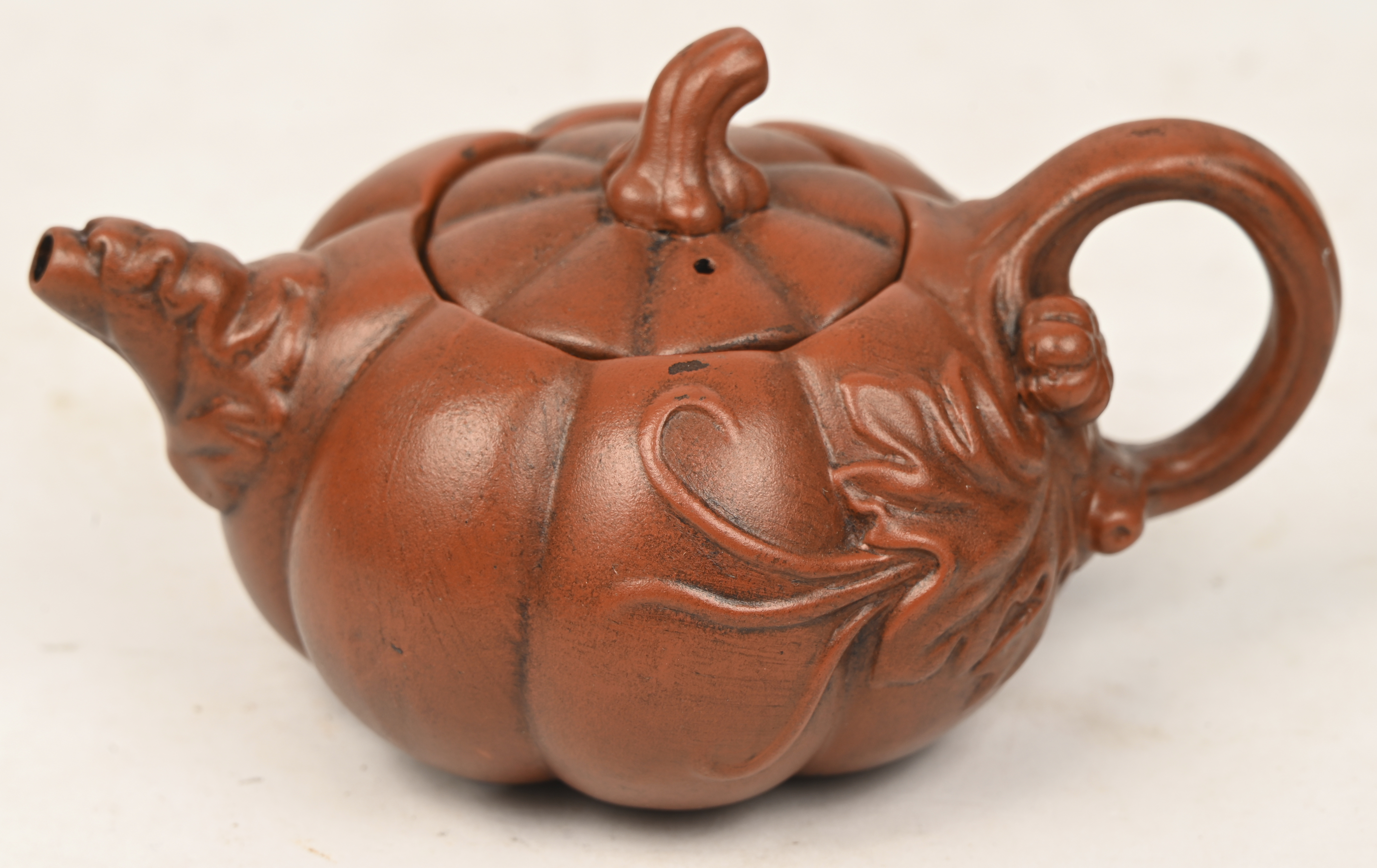 Vier terracotta Yixing theepotjes van Chinese oorsprong Vier terracotta Yixing theepotjes van Chinese oorsprong.