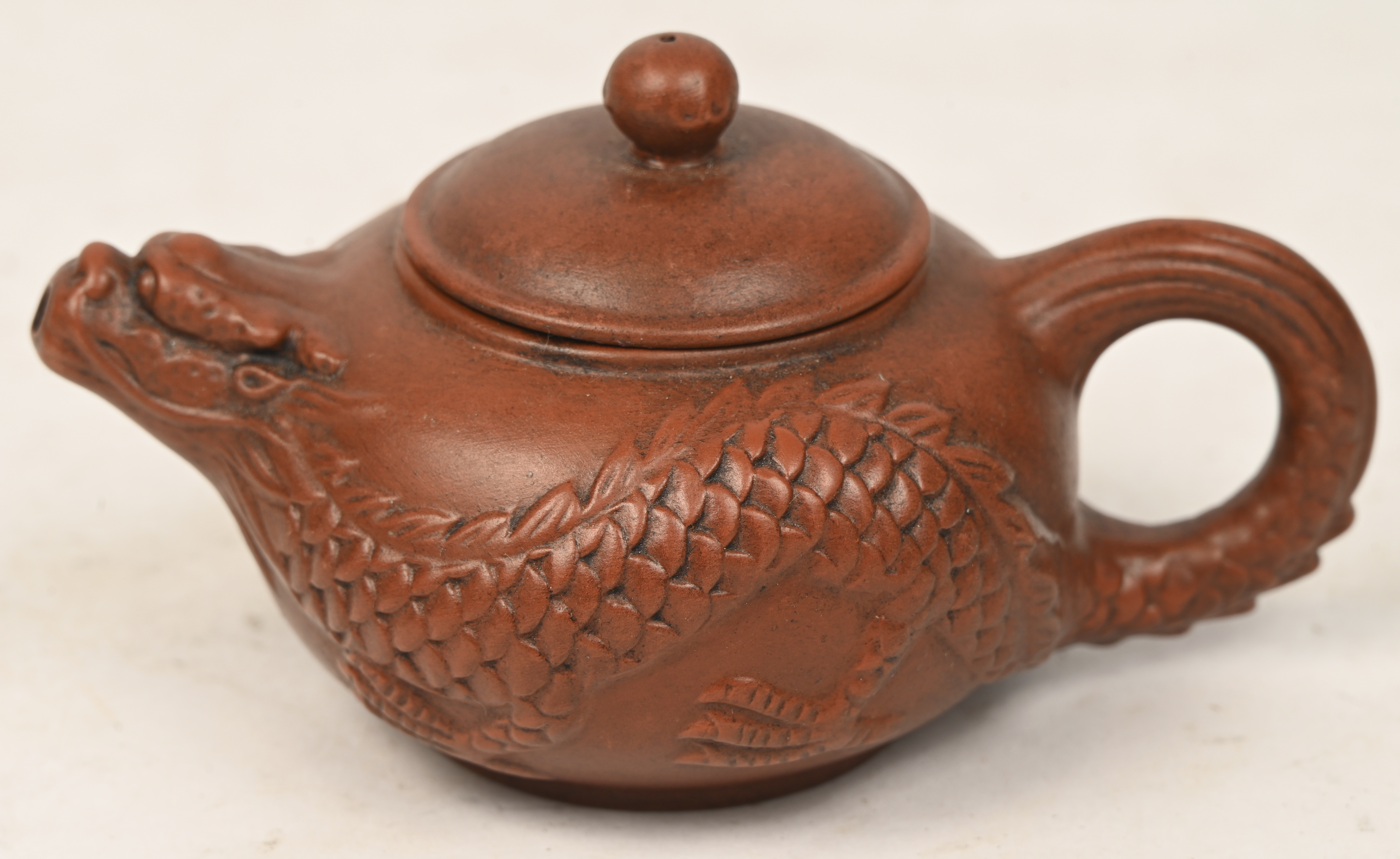 Vier terracotta Yixing theepotjes van Chinese oorsprong Vier terracotta Yixing theepotjes van Chinese oorsprong.