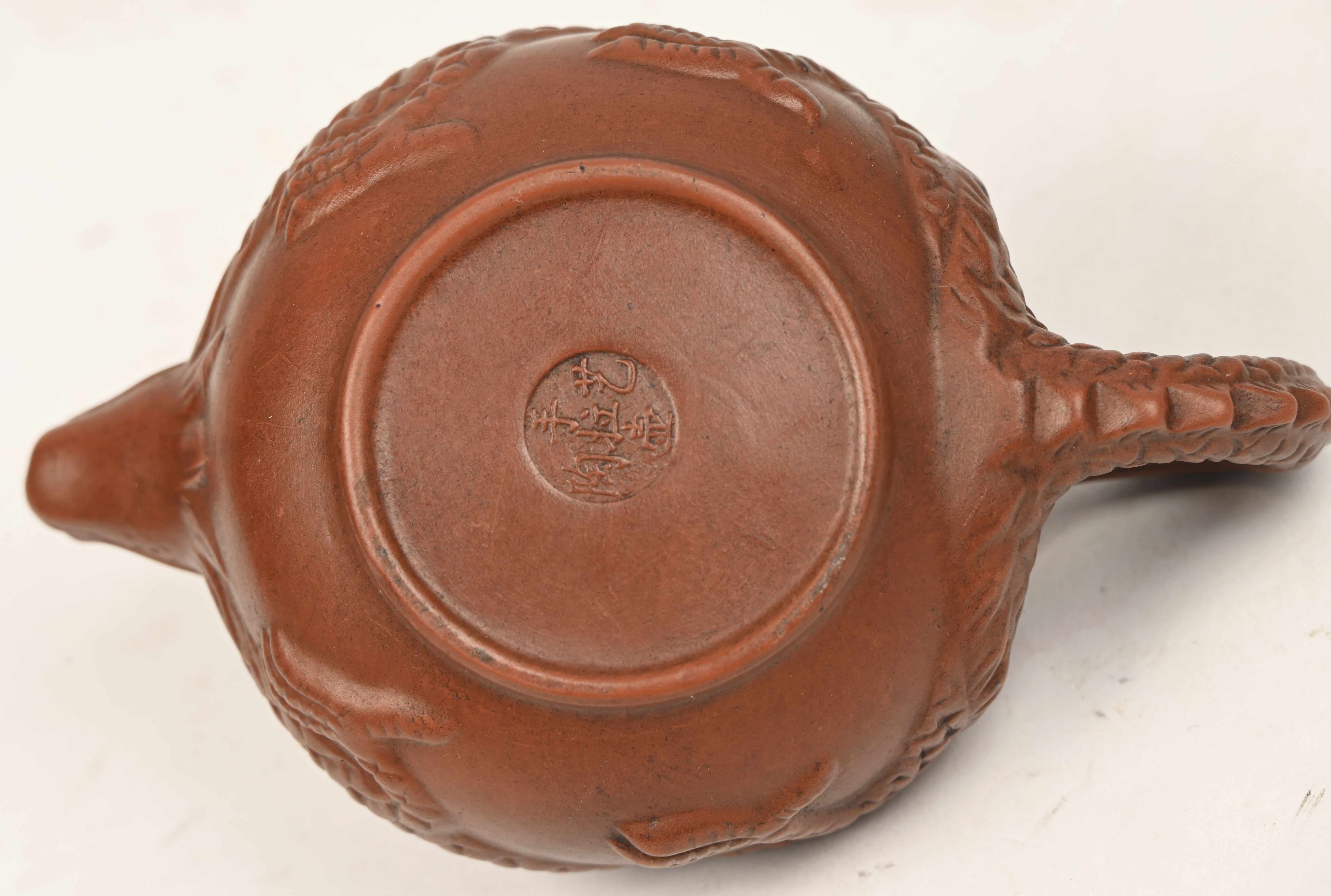 Vier terracotta Yixing theepotjes van Chinese oorsprong Vier terracotta Yixing theepotjes van Chinese oorsprong.