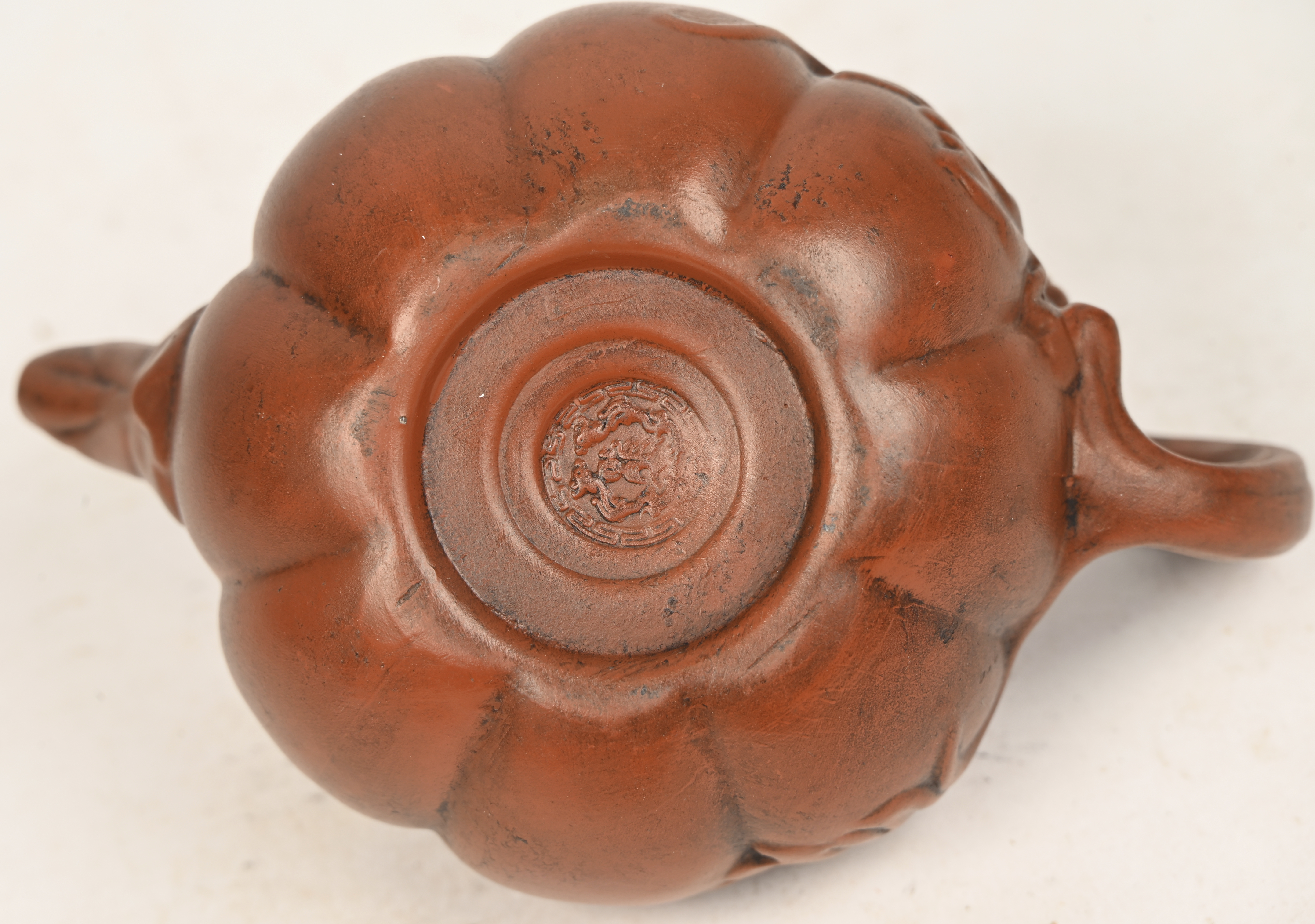 Vier terracotta Yixing theepotjes van Chinese oorsprong Vier terracotta Yixing theepotjes van Chinese oorsprong.