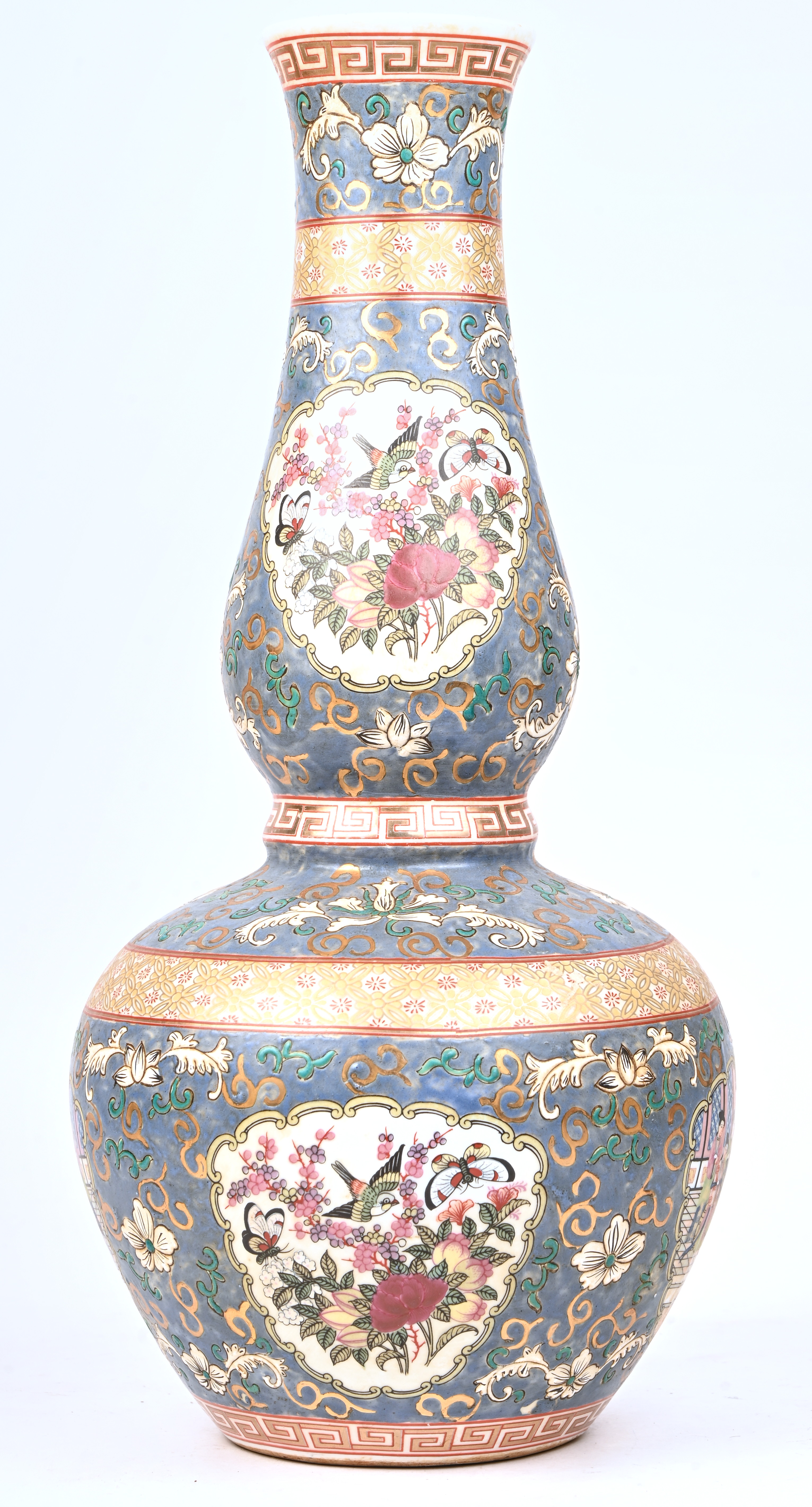 Een Chinees porseleinen Cantonvaas, onderaan gemerkt Een Chinees porseleinen Cantonvaas, onderaan gemerkt.