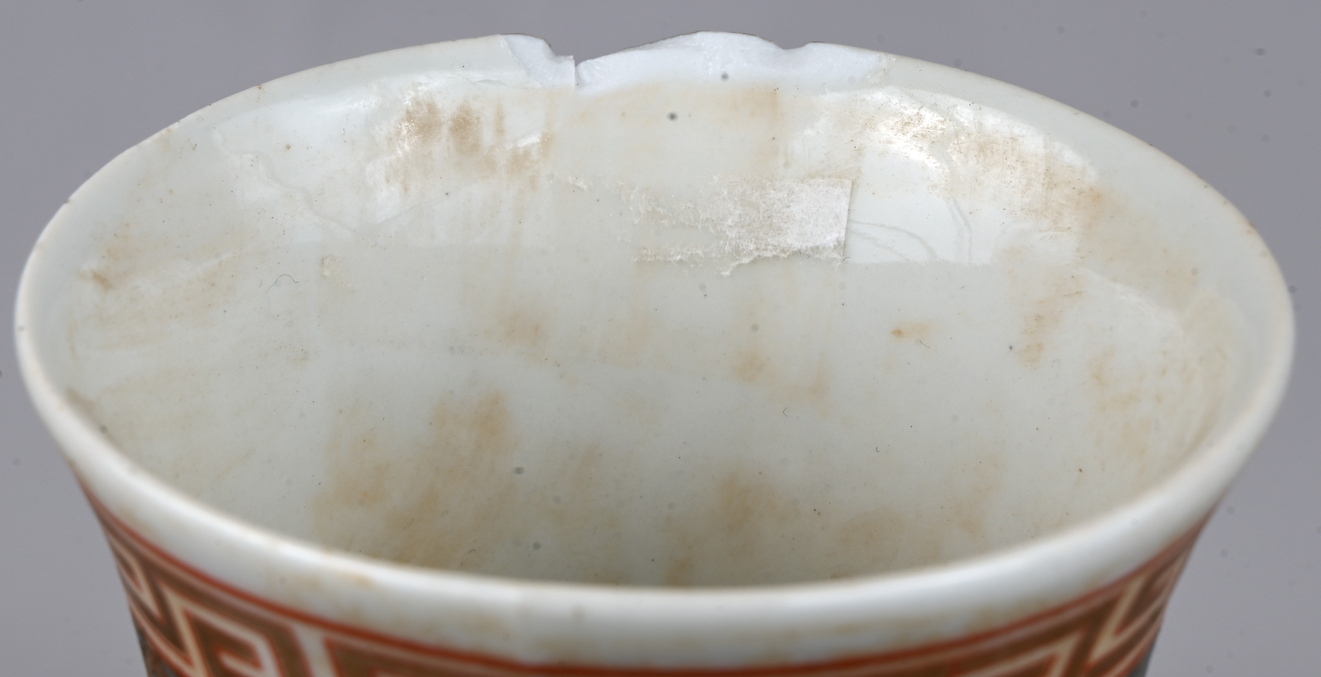 Een Chinees porseleinen Cantonvaas, onderaan gemerkt Een Chinees porseleinen Cantonvaas, onderaan gemerkt.