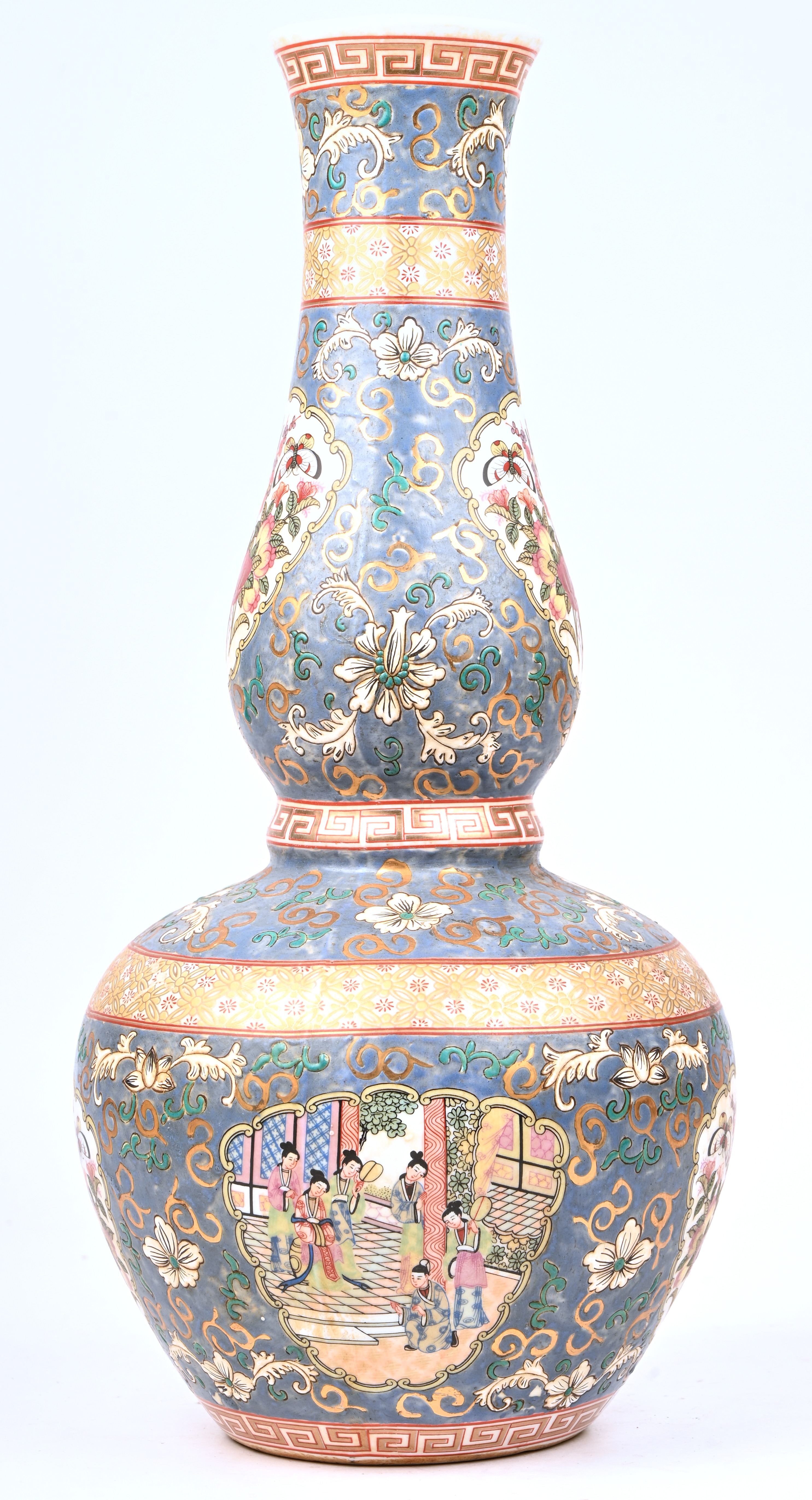 Een Chinees porseleinen Cantonvaas, onderaan gemerkt Een Chinees porseleinen Cantonvaas, onderaan gemerkt.