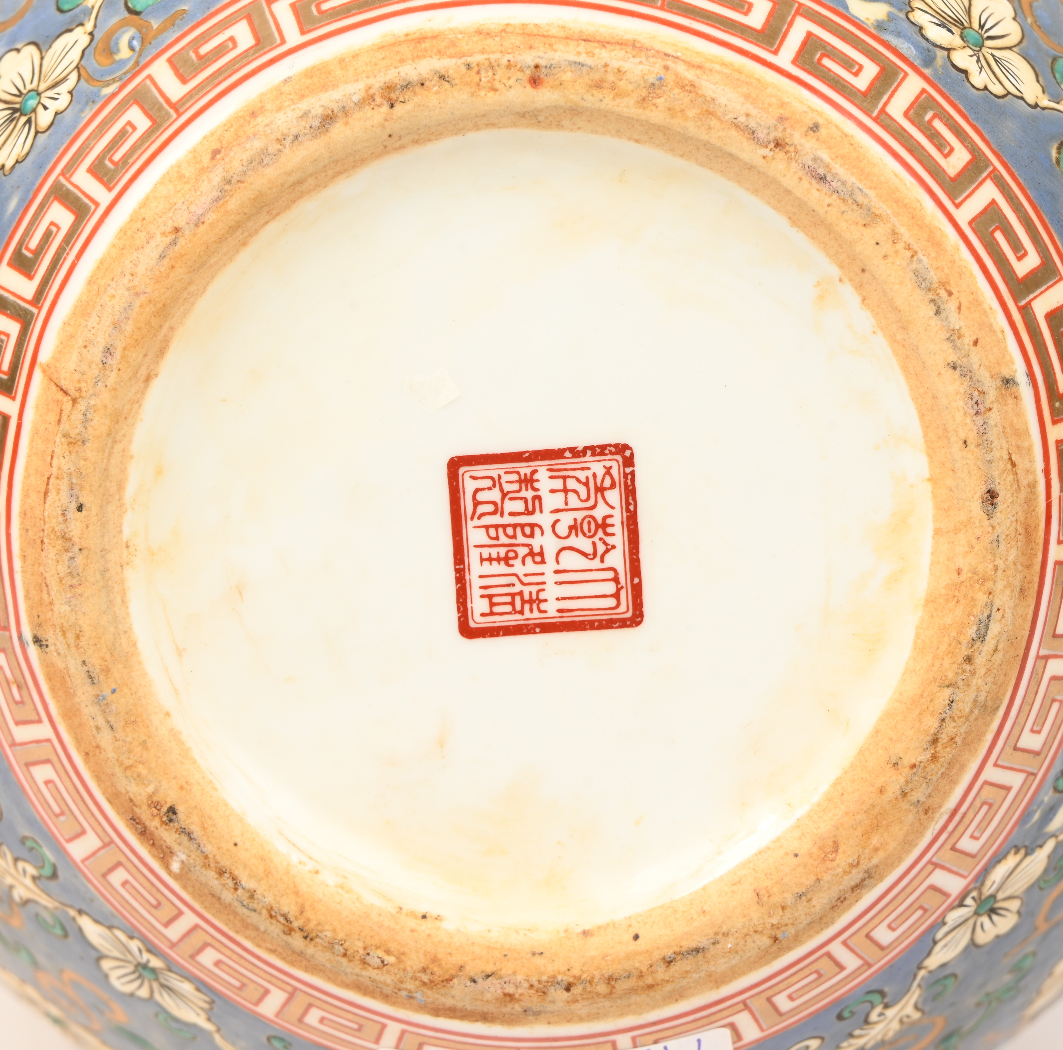 Een Chinees porseleinen Cantonvaas, onderaan gemerkt Een Chinees porseleinen Cantonvaas, onderaan gemerkt.