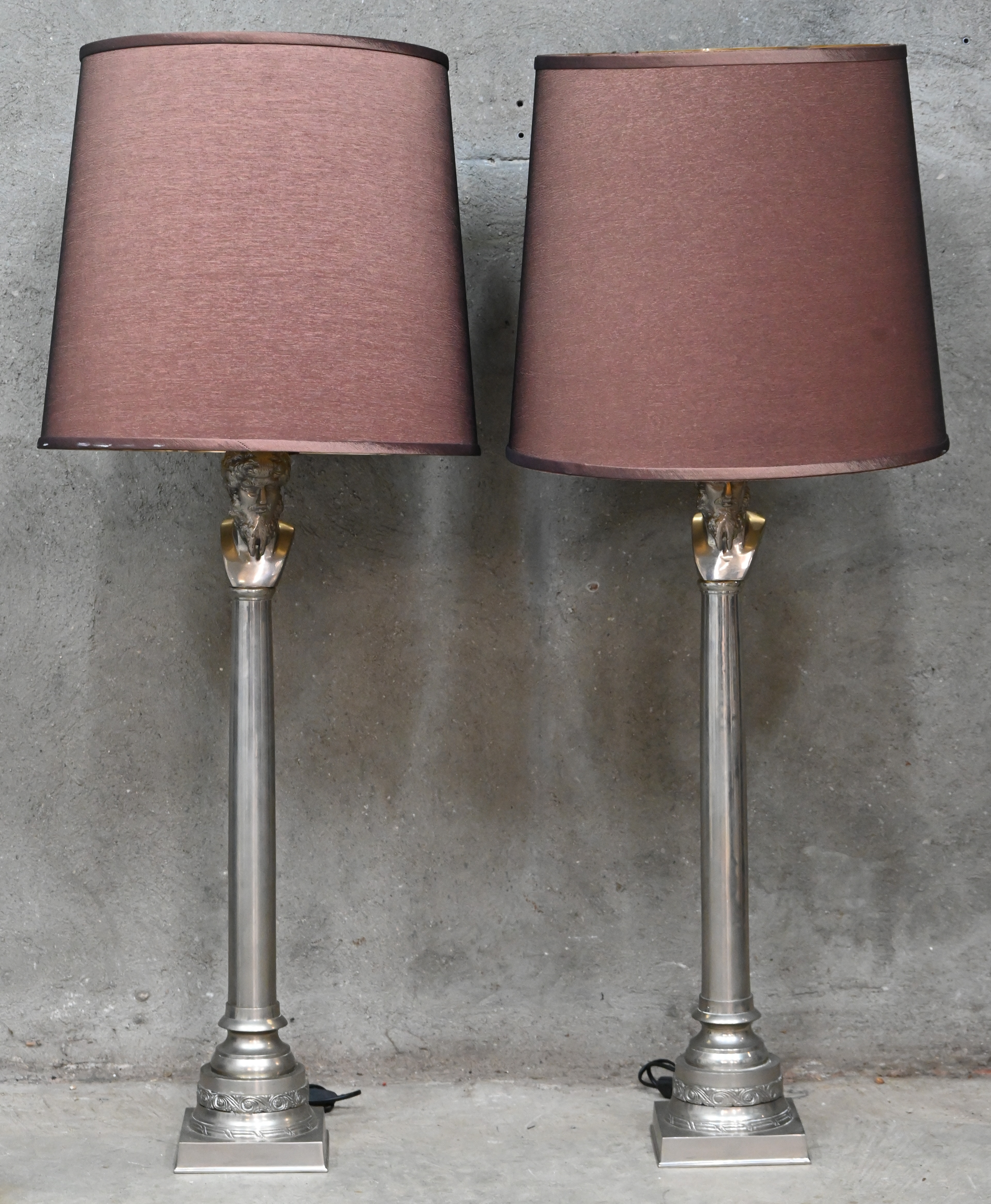 Een set van 2 design tafellampen, metalen lampenvoet met bebaarde man en lampenkap met rits Een set van 2 design tafellampen, metalen lampenvoet met bebaarde man en lampenkap met rits.