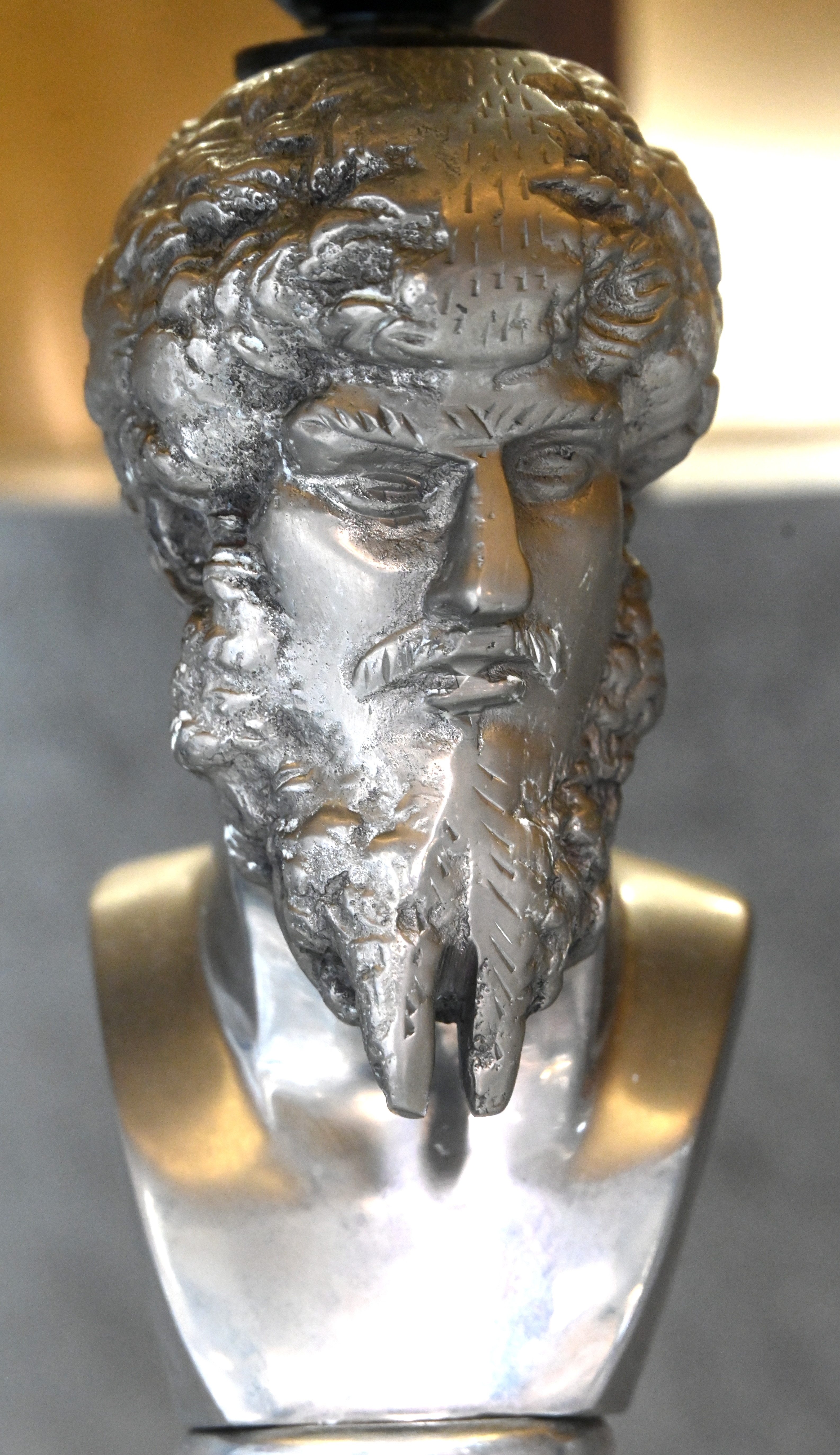 Een set van 2 design tafellampen, metalen lampenvoet met bebaarde man en lampenkap met rits Een set van 2 design tafellampen, metalen lampenvoet met bebaarde man en lampenkap met rits.