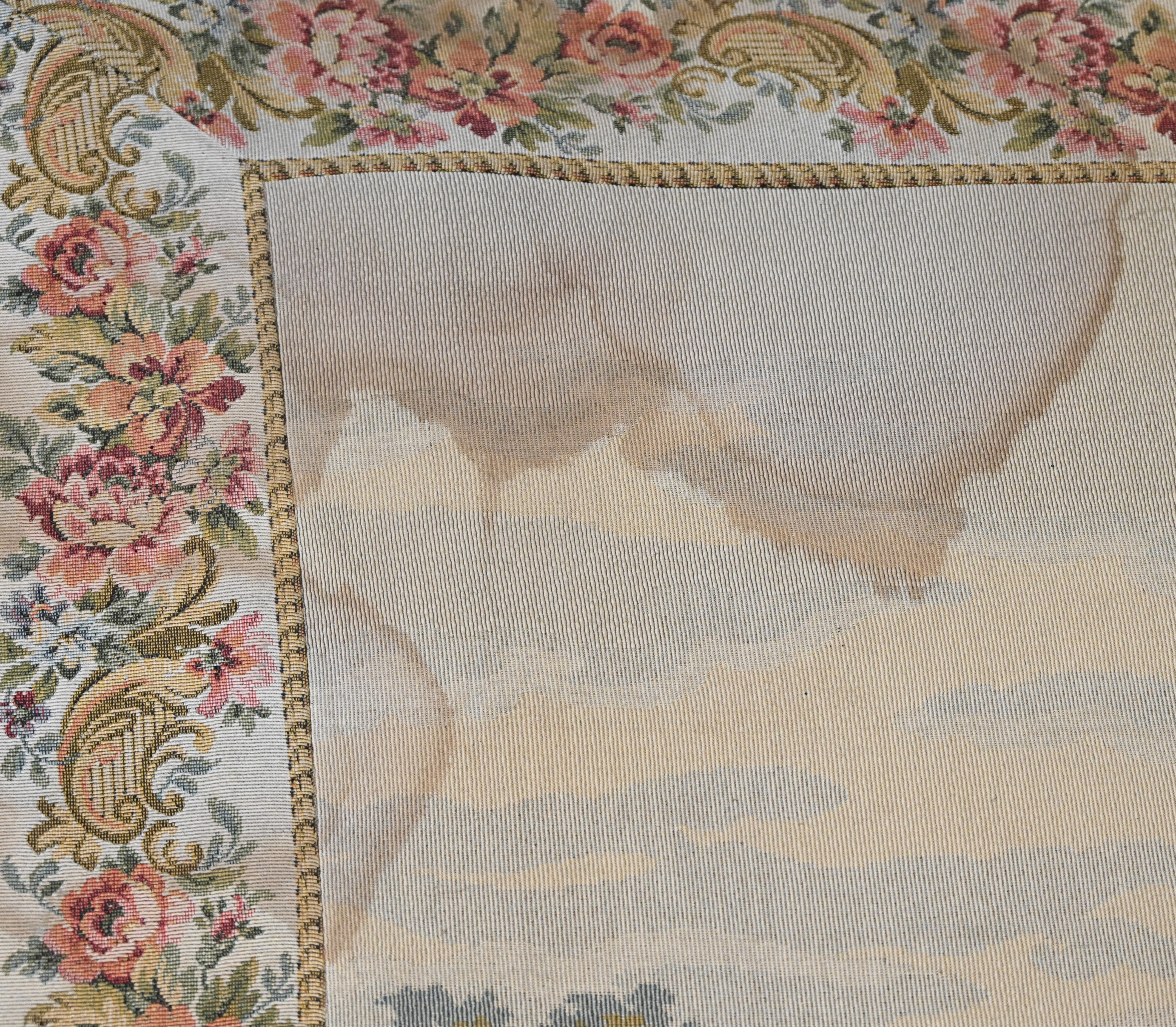 Een wandtapijt met een decor van verliefde koppeltjes in een landschapstuin, naar de 18e eeuw. Met waterschade aan de linkerbovenhoek. Draagt achteraan een label ‘DAL 1925’ Een wandtapijt met een decor van verliefde koppeltjes in een landschapstuin, naar de 18e eeuw. Met waterschade aan de linkerbovenhoek. Draagt achteraan een label ‘DAL 1925’.