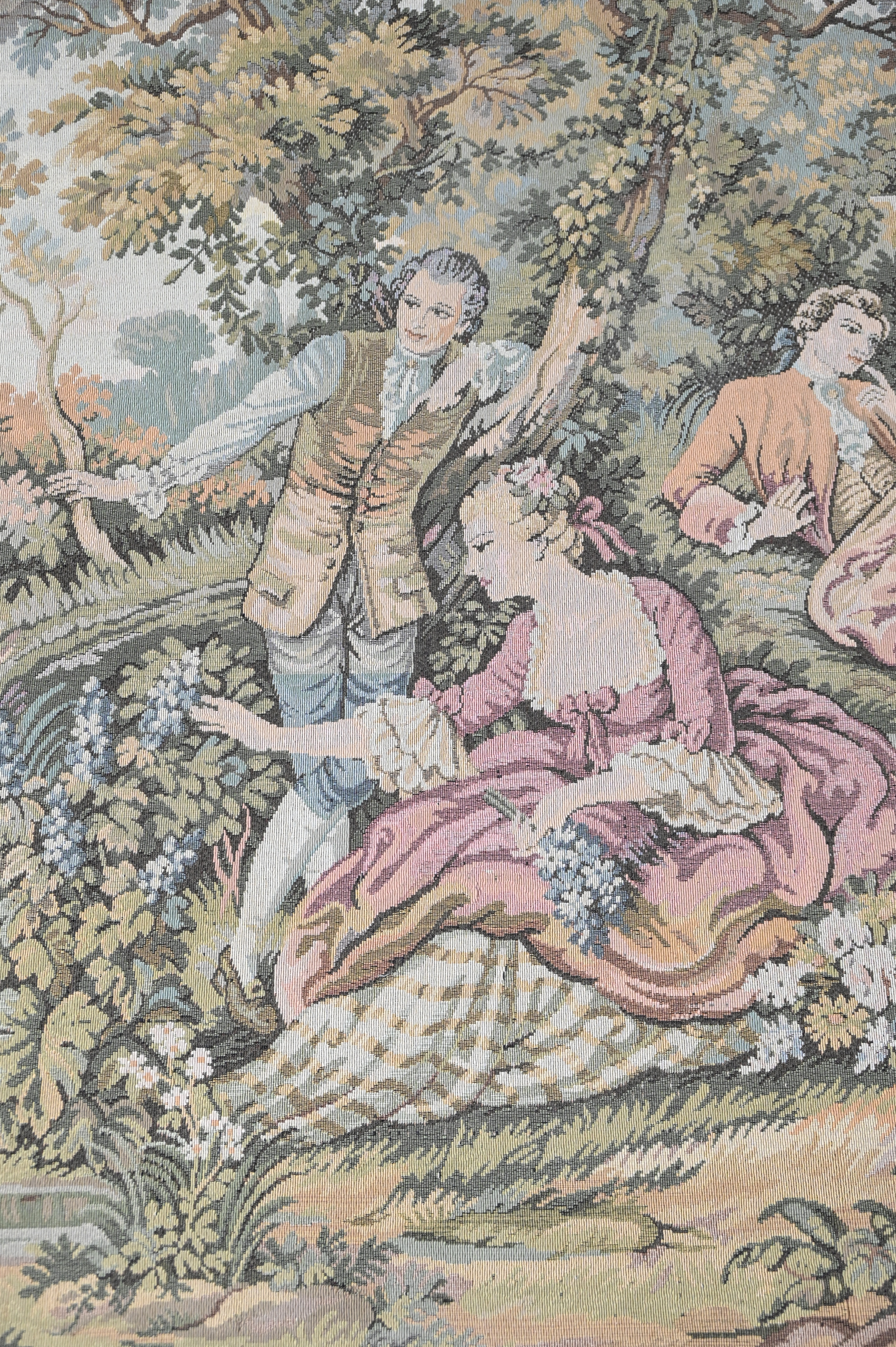 Een wandtapijt met een decor van verliefde koppeltjes in een landschapstuin, naar de 18e eeuw. Met waterschade aan de linkerbovenhoek. Draagt achteraan een label ‘DAL 1925’ Een wandtapijt met een decor van verliefde koppeltjes in een landschapstuin, naar de 18e eeuw. Met waterschade aan de linkerbovenhoek. Draagt achteraan een label ‘DAL 1925’.