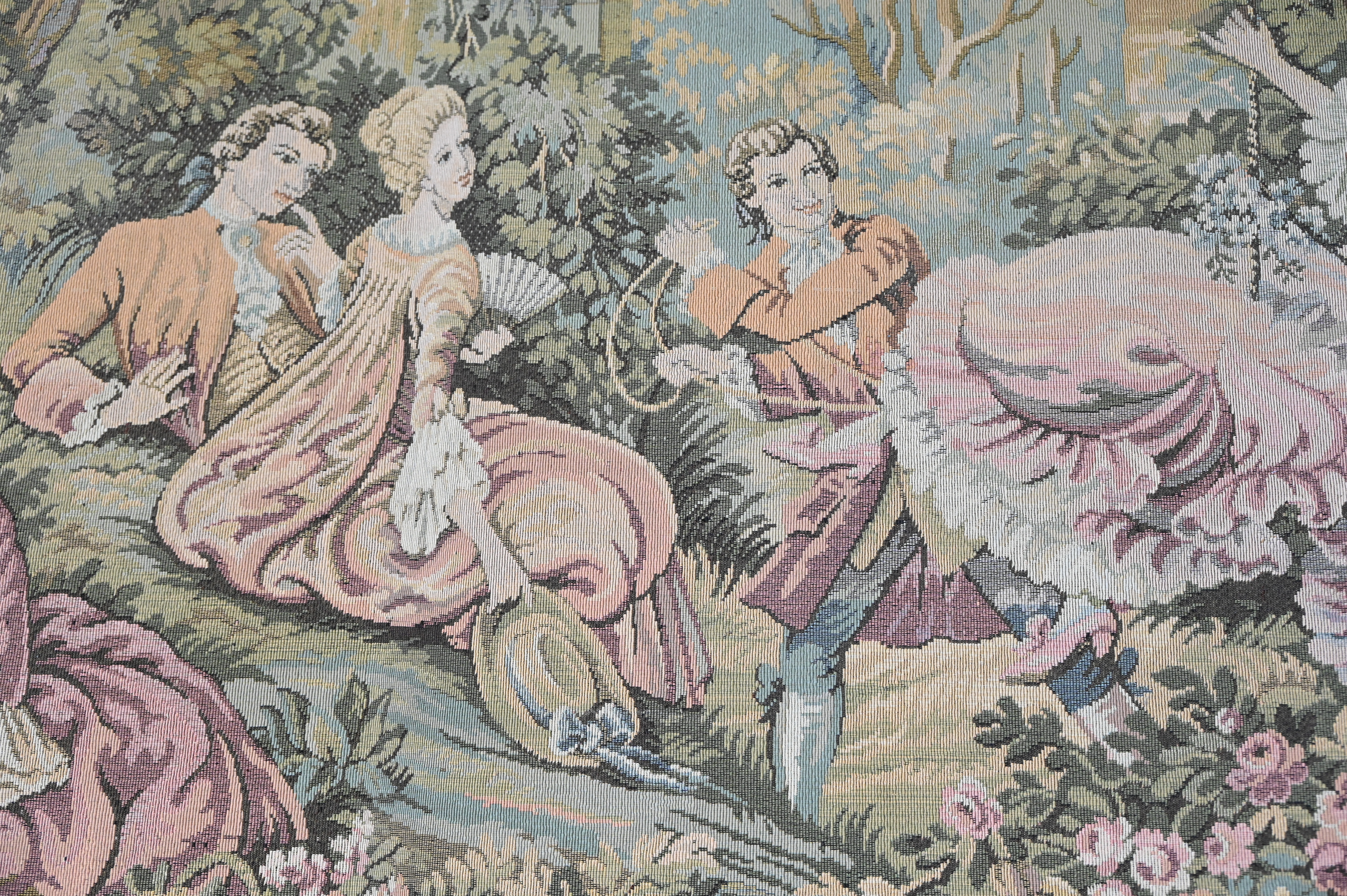 Een wandtapijt met een decor van verliefde koppeltjes in een landschapstuin, naar de 18e eeuw. Met waterschade aan de linkerbovenhoek. Draagt achteraan een label ‘DAL 1925’ Een wandtapijt met een decor van verliefde koppeltjes in een landschapstuin, naar de 18e eeuw. Met waterschade aan de linkerbovenhoek. Draagt achteraan een label ‘DAL 1925’.