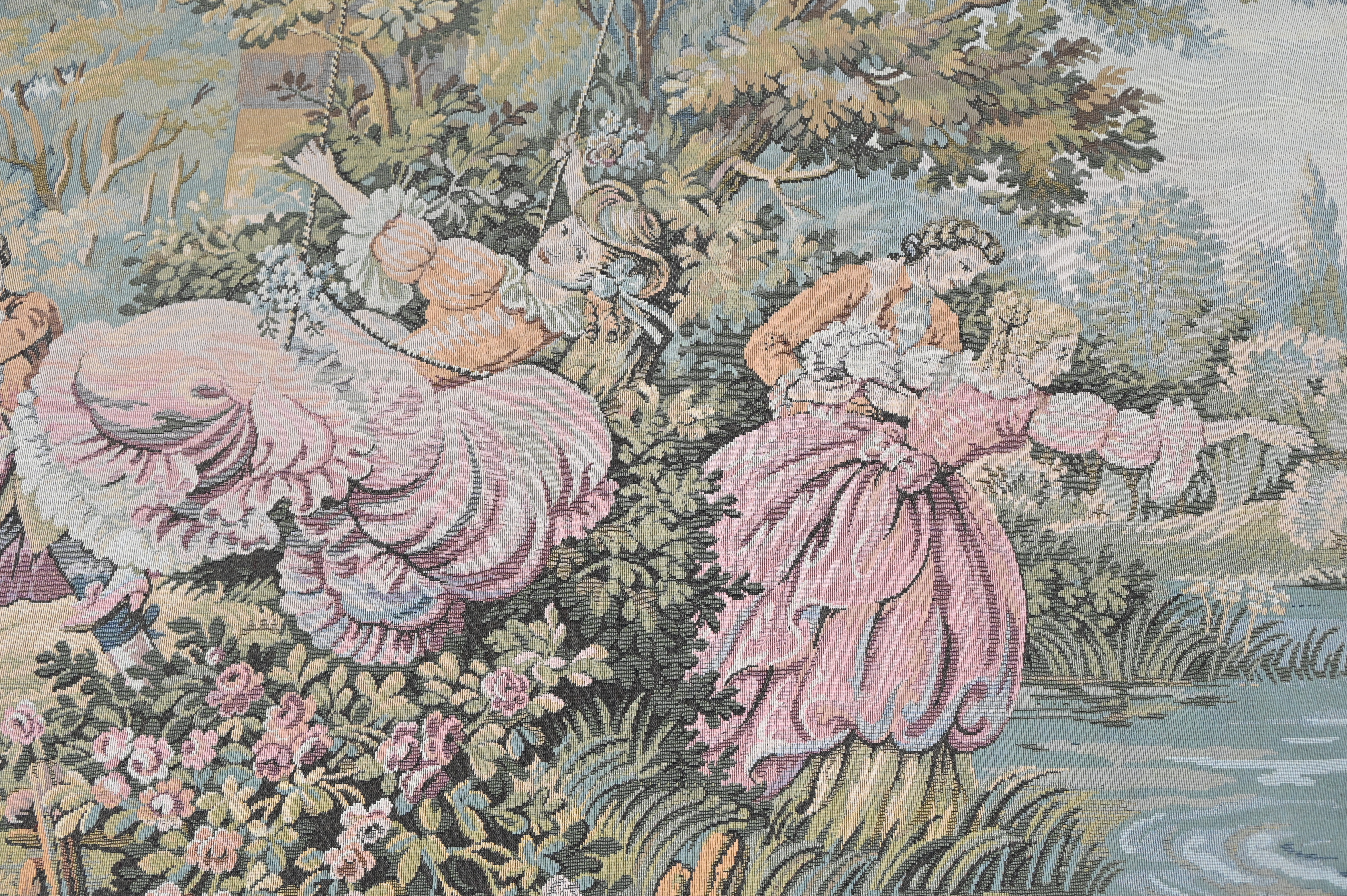 Een wandtapijt met een decor van verliefde koppeltjes in een landschapstuin, naar de 18e eeuw. Met waterschade aan de linkerbovenhoek. Draagt achteraan een label ‘DAL 1925’ Een wandtapijt met een decor van verliefde koppeltjes in een landschapstuin, naar de 18e eeuw. Met waterschade aan de linkerbovenhoek. Draagt achteraan een label ‘DAL 1925’.