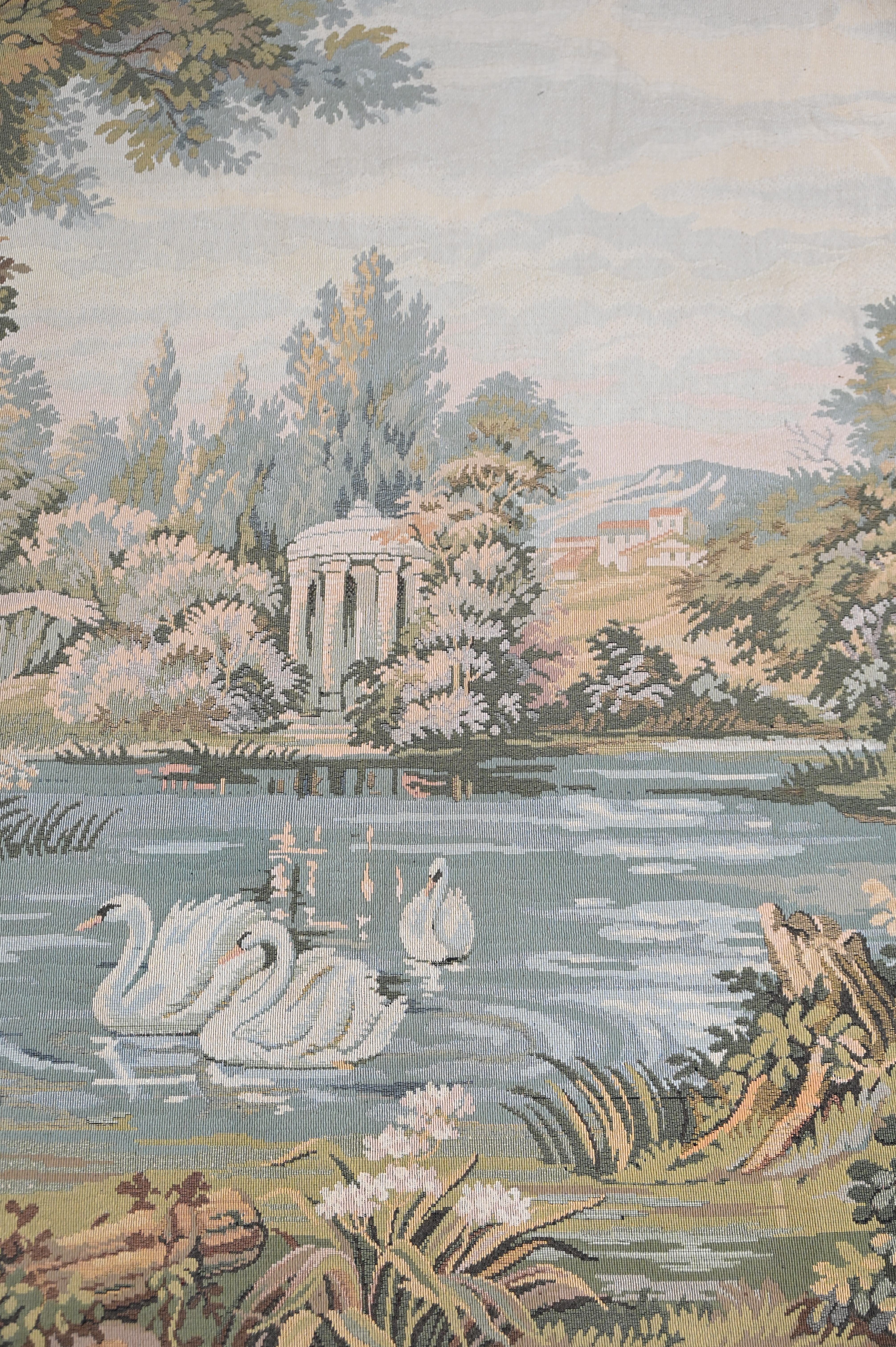 Een wandtapijt met een decor van verliefde koppeltjes in een landschapstuin, naar de 18e eeuw. Met waterschade aan de linkerbovenhoek. Draagt achteraan een label ‘DAL 1925’ Een wandtapijt met een decor van verliefde koppeltjes in een landschapstuin, naar de 18e eeuw. Met waterschade aan de linkerbovenhoek. Draagt achteraan een label ‘DAL 1925’.