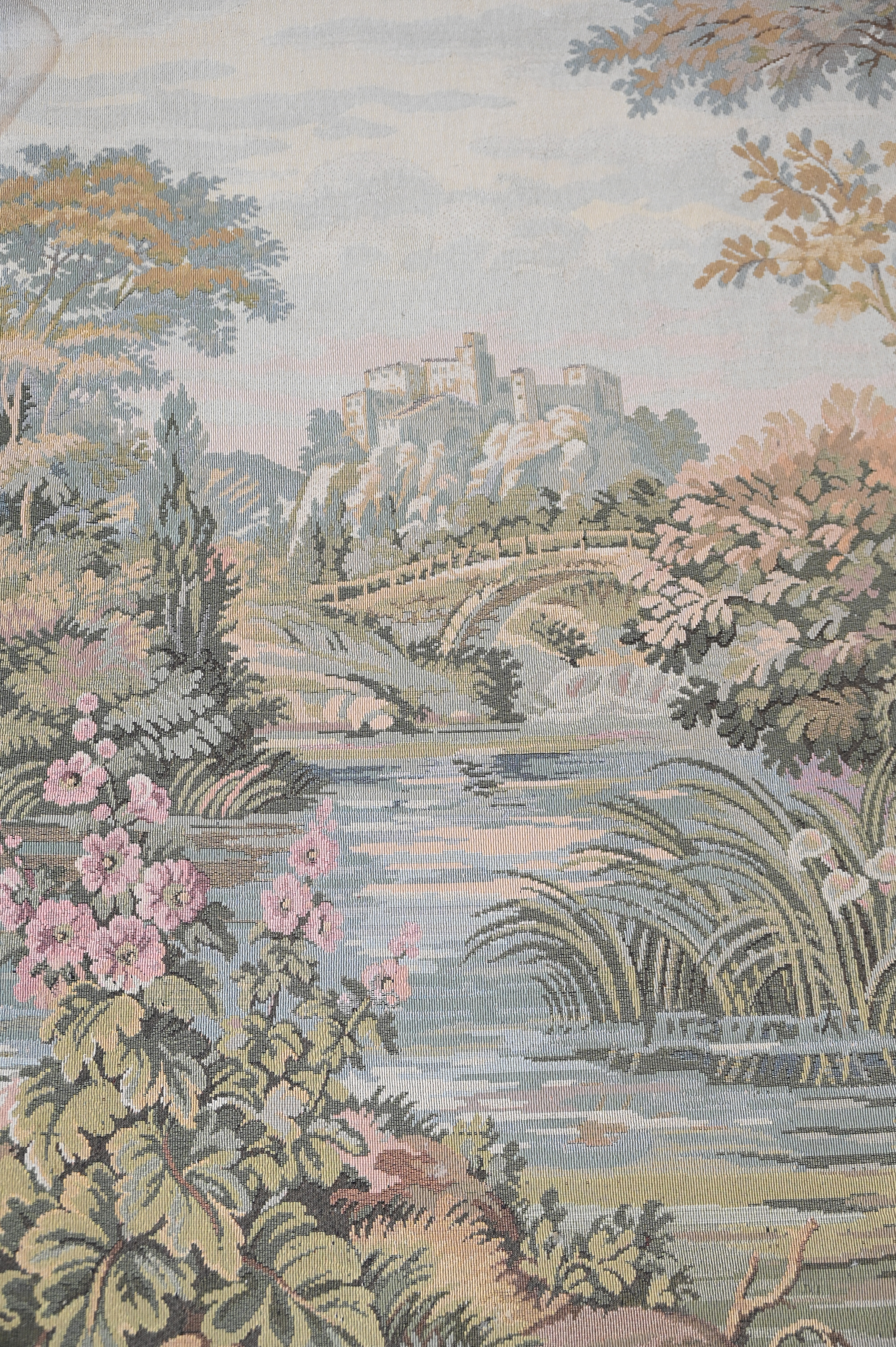 Een wandtapijt met een decor van verliefde koppeltjes in een landschapstuin, naar de 18e eeuw. Met waterschade aan de linkerbovenhoek. Draagt achteraan een label ‘DAL 1925’ Een wandtapijt met een decor van verliefde koppeltjes in een landschapstuin, naar de 18e eeuw. Met waterschade aan de linkerbovenhoek. Draagt achteraan een label ‘DAL 1925’.