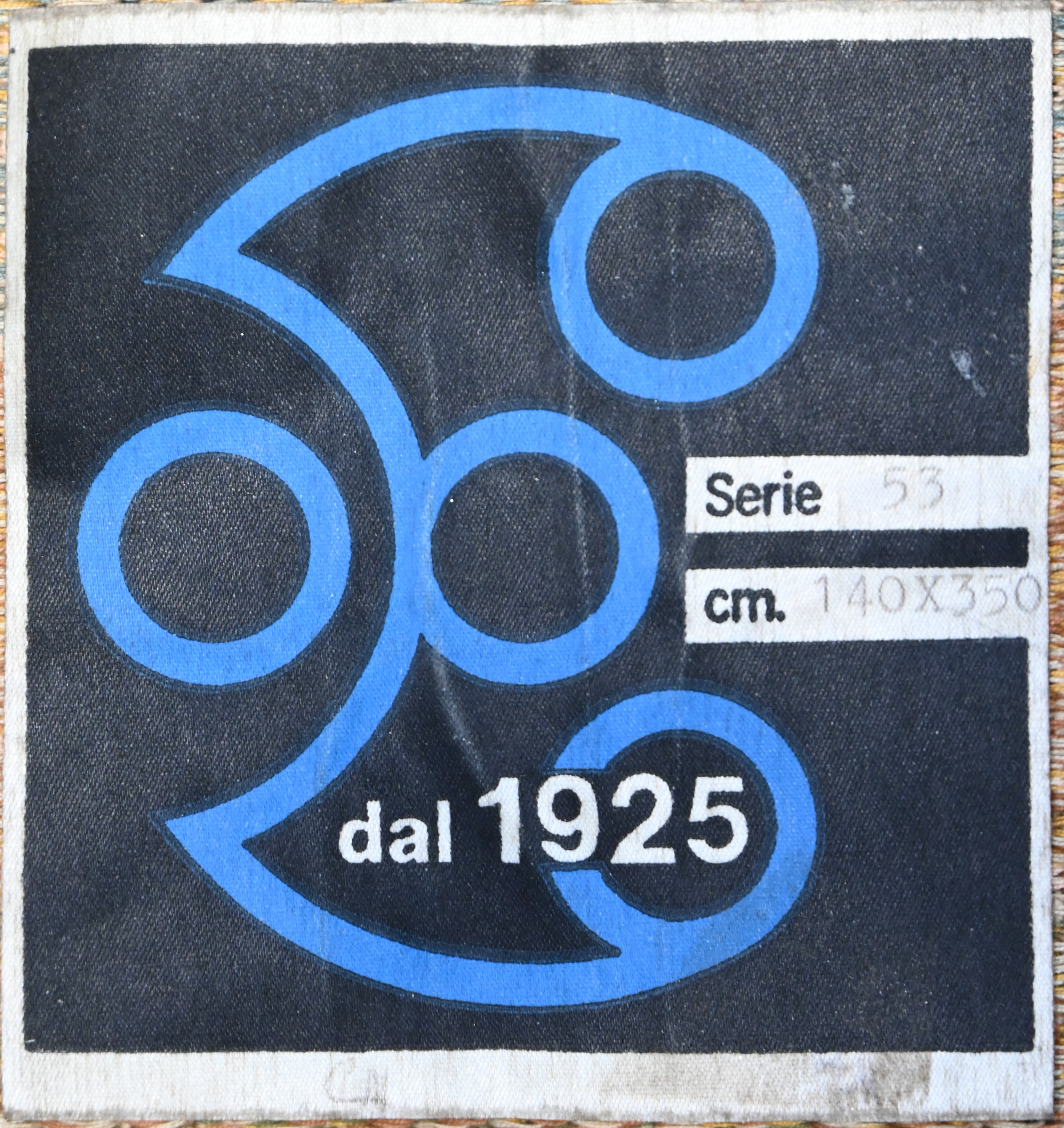 Een wandtapijt met een decor van verliefde koppeltjes in een landschapstuin, naar de 18e eeuw. Met waterschade aan de linkerbovenhoek. Draagt achteraan een label ‘DAL 1925’ Een wandtapijt met een decor van verliefde koppeltjes in een landschapstuin, naar de 18e eeuw. Met waterschade aan de linkerbovenhoek. Draagt achteraan een label ‘DAL 1925’.