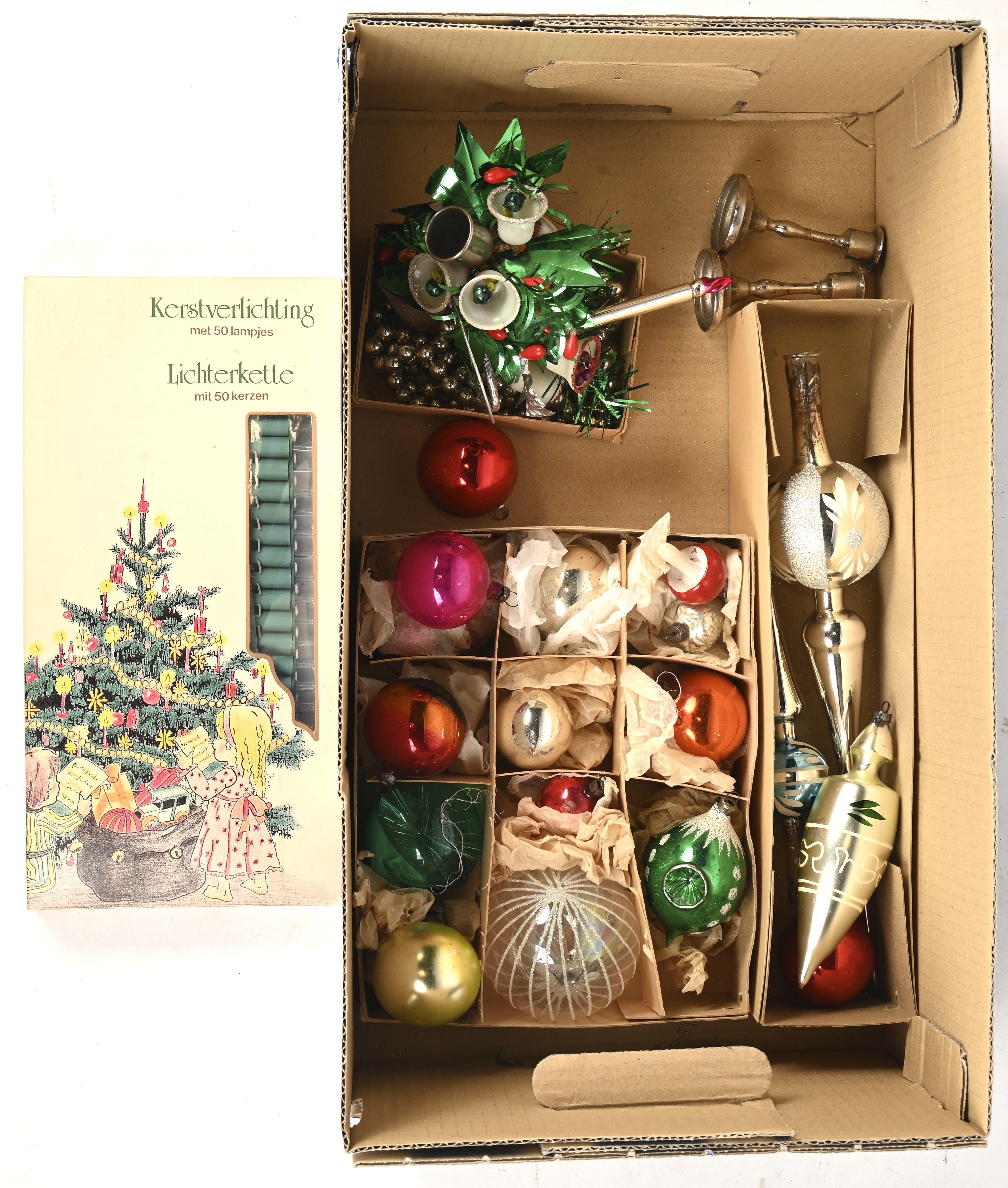 Een partij vintage kerstdecoratie. Glazen ballen, twee pieken en een beetje varia Een partij vintage kerstdecoratie. Glazen ballen, twee pieken en een beetje varia.